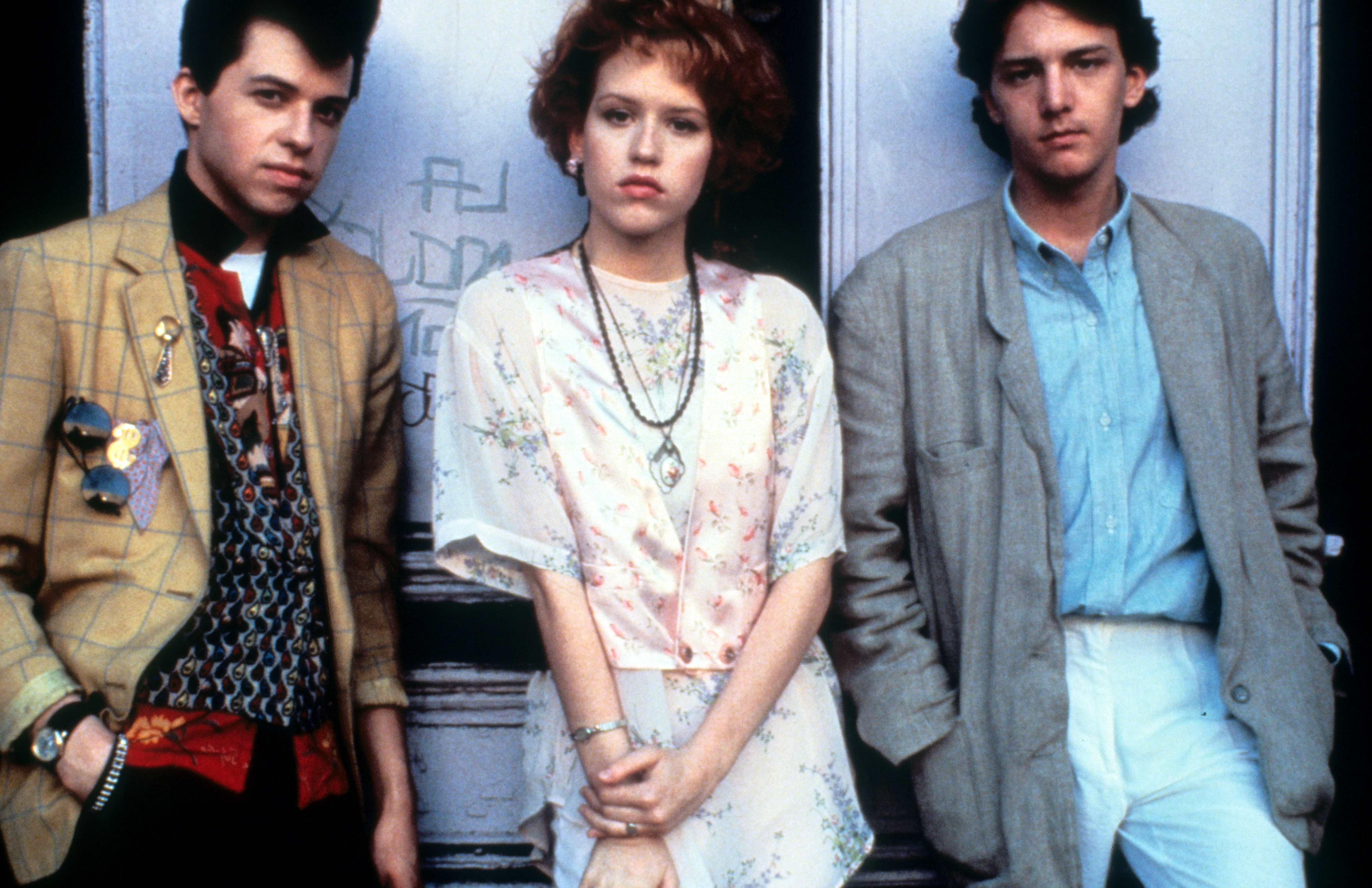 Jon Cryer, Molly Ringwald und Andrew McCarthy am Set von "Pretty In Pink" im Jahr 1986 | Quelle: Getty Images