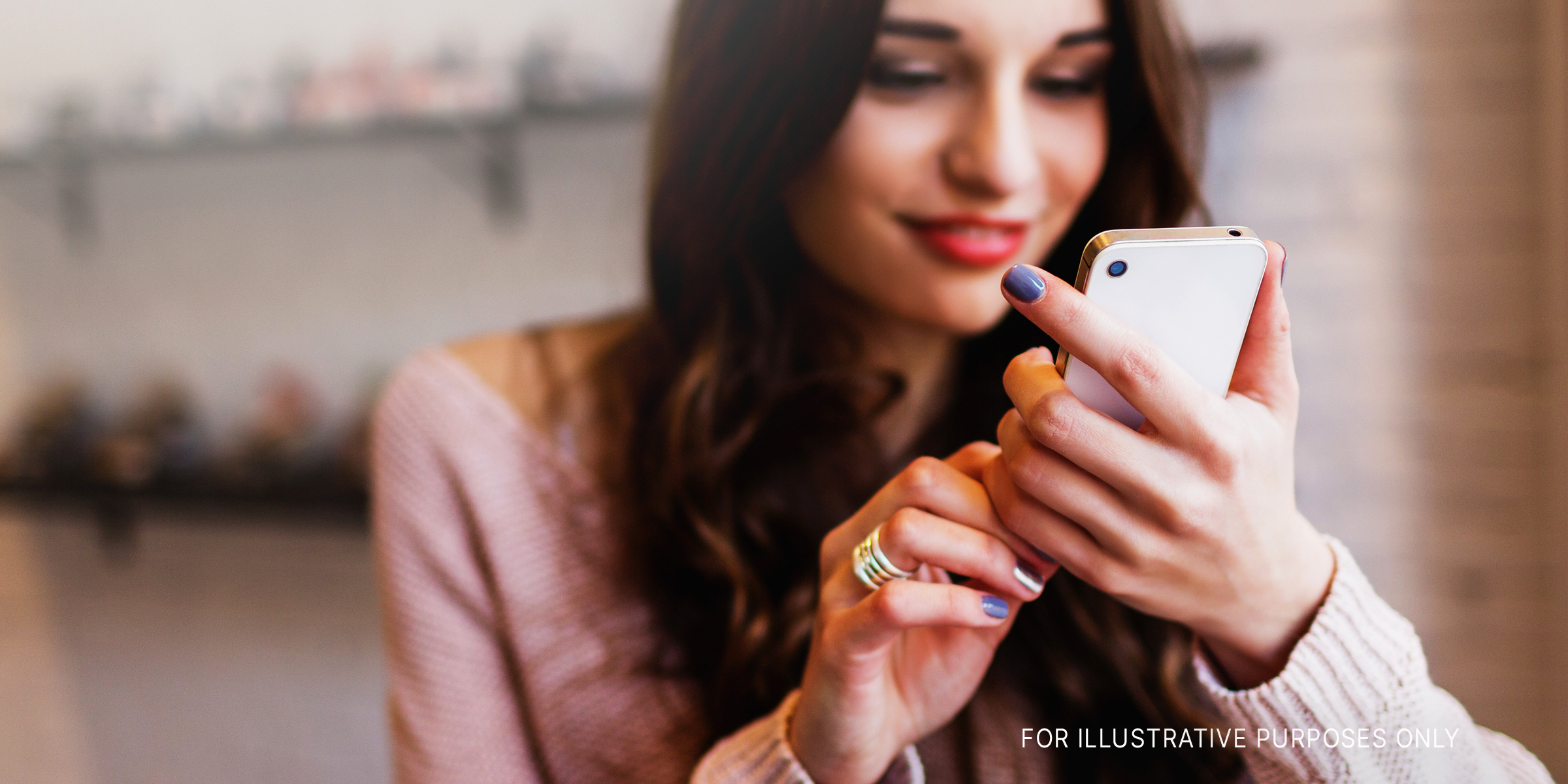 Mädchen tippt eine Nachricht auf ihrem Telefon | Quelle: Shutterstock