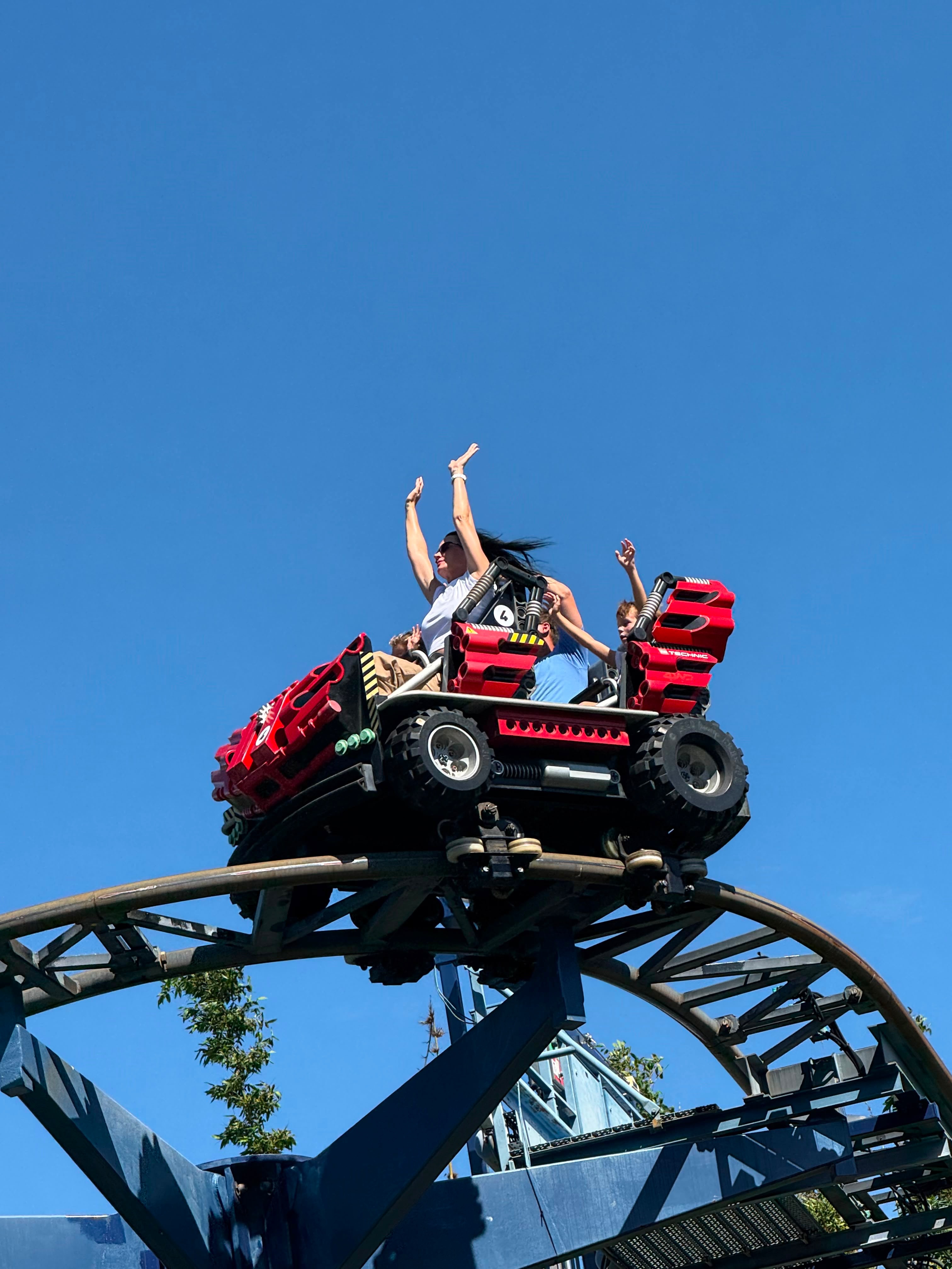 Perrys Geburtstags-Karussell zeigte einige lustige Momente vom Familienausflug in den kalifornischen Freizeitpark. Die Feier fand nur wenige Monate nachdem die Sängerin einen emotionalen Muttertags-Beitrag geteilt hatte, in dem Daisy als Neugeborene zu sehen war. | Quelle: Instagram/katyperry