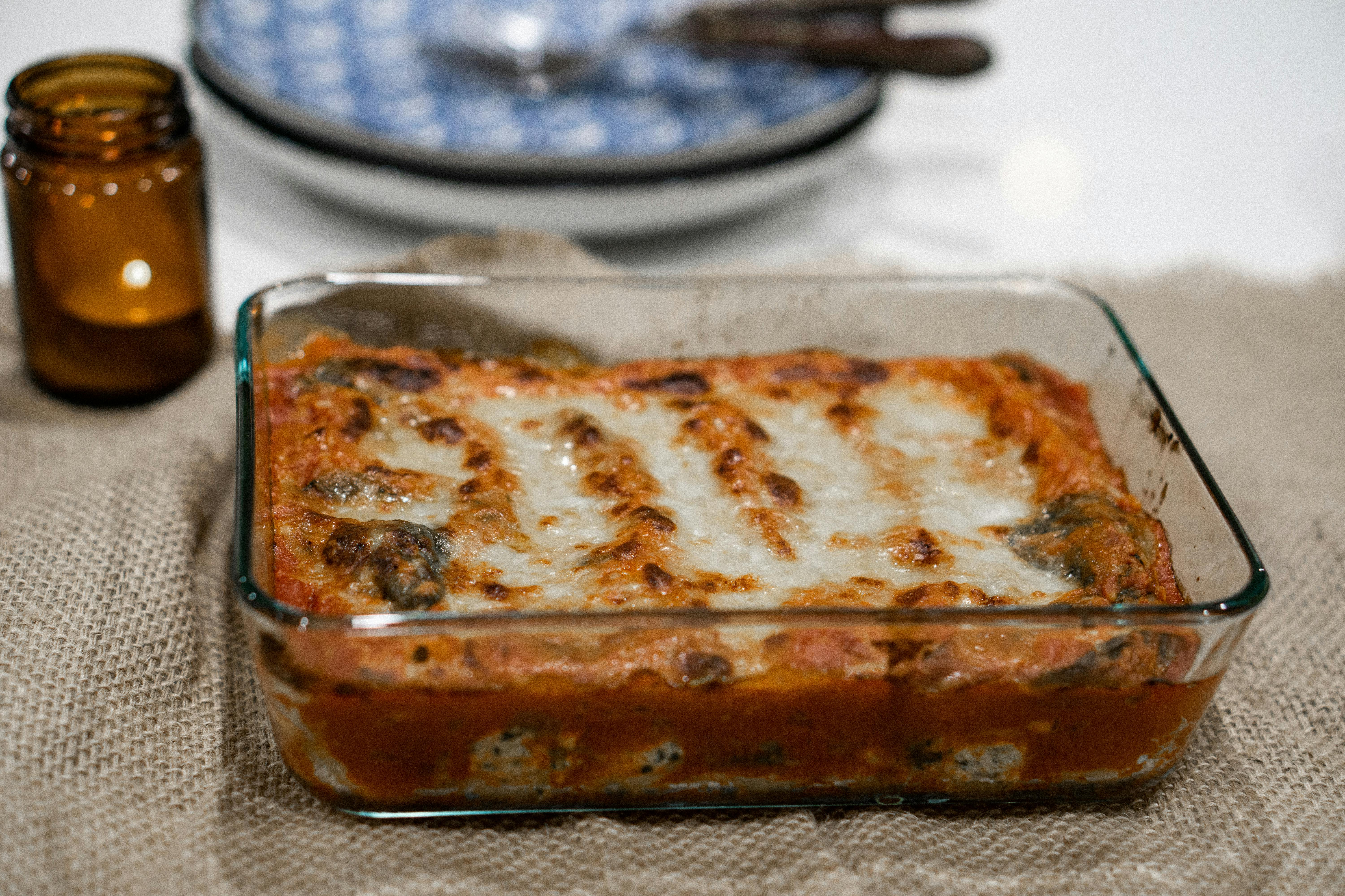 Gebackene Lasagne auf einem Glastablett | Quelle: Pexels