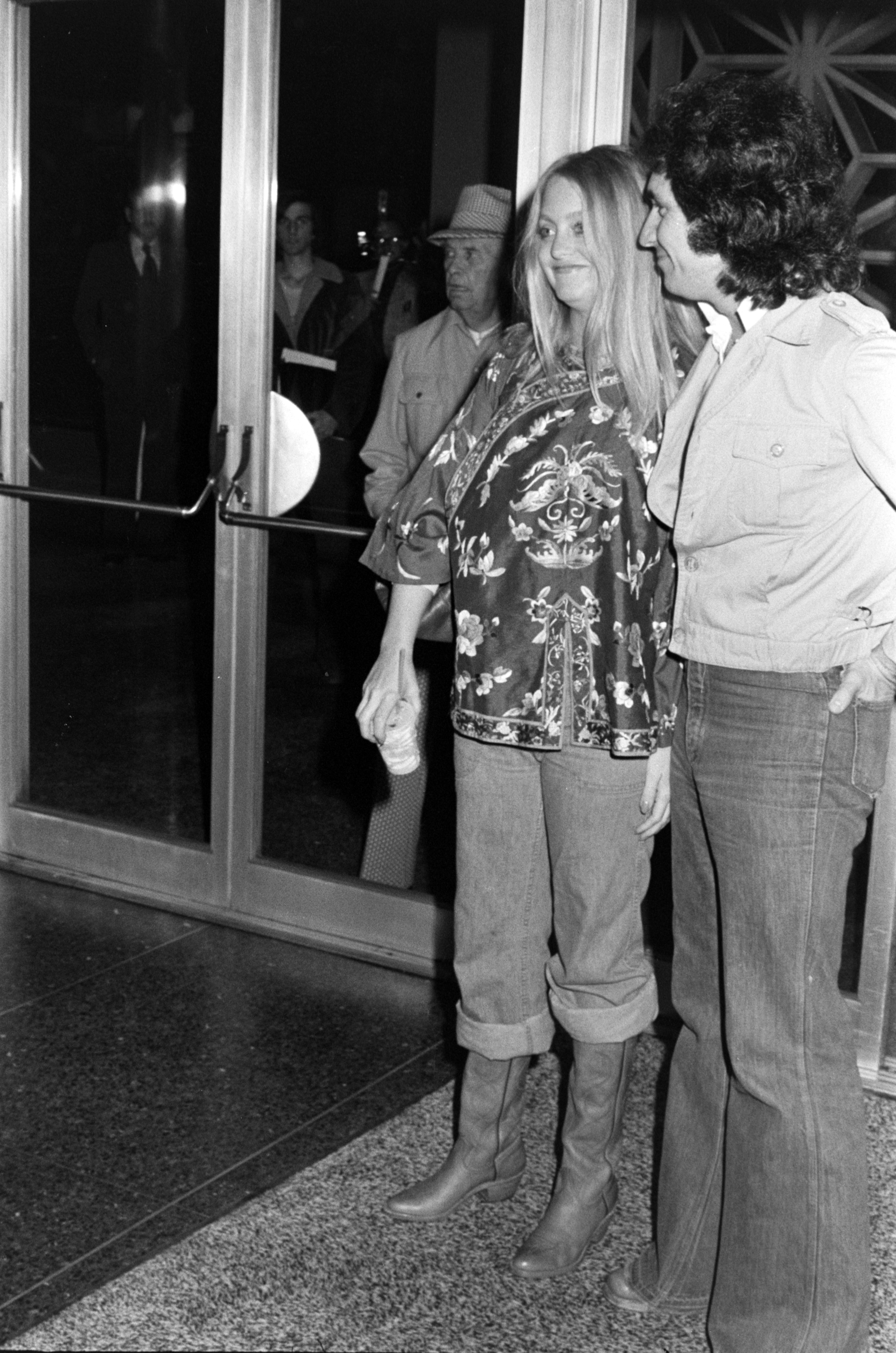 Goldie Hawn, schwanger mit Sohn Oliver Hudson, und ihr Mann bei einer Vorabvorführung von "Taxi Driver" im Hauptquartier der Directors Guild of America in Hollywood, Kalifornien, am 19. Februar 1976 | Quelle: Getty Images