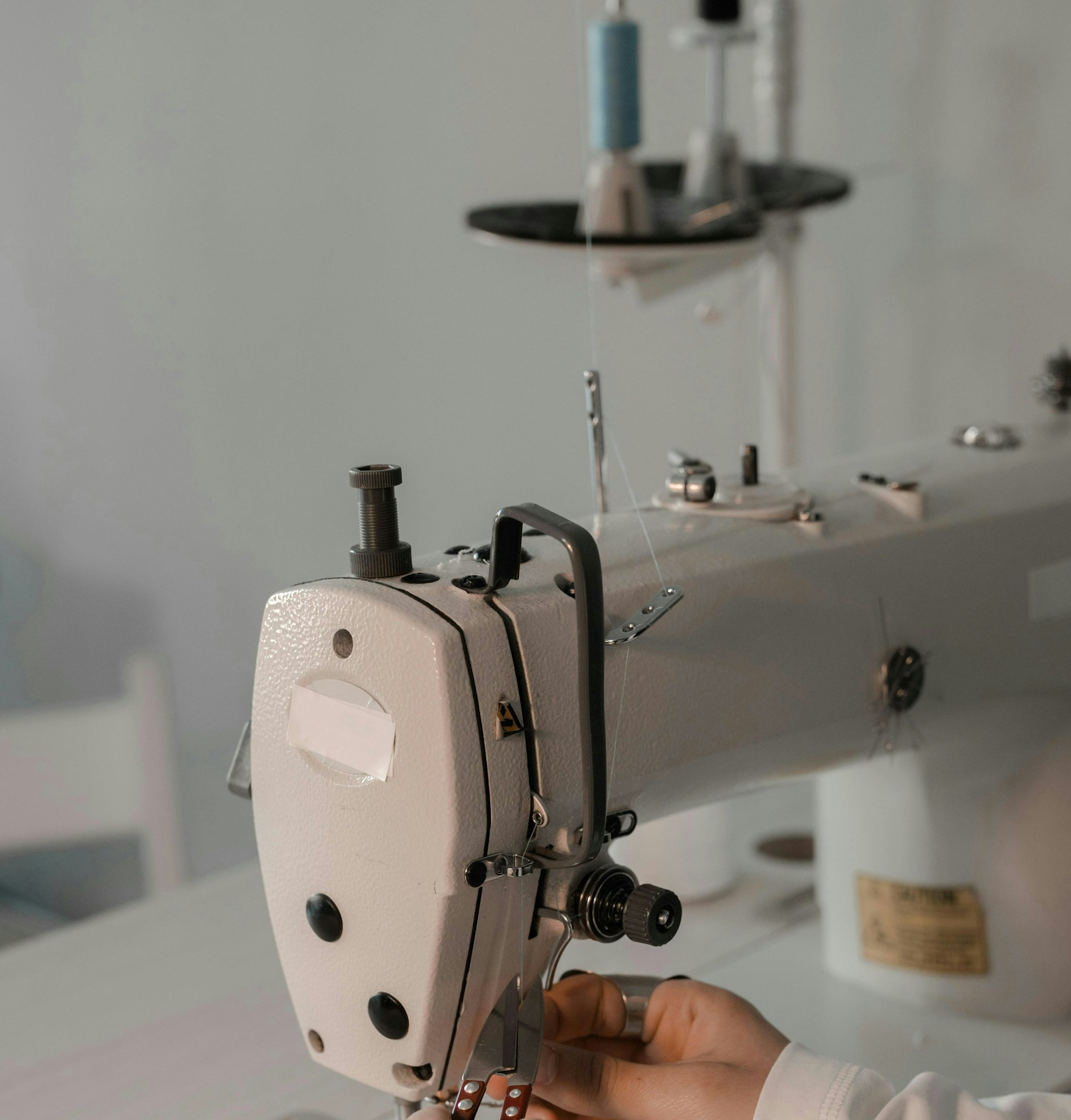 Eine Person mit einer Nähmaschine | Quelle: Unsplash
