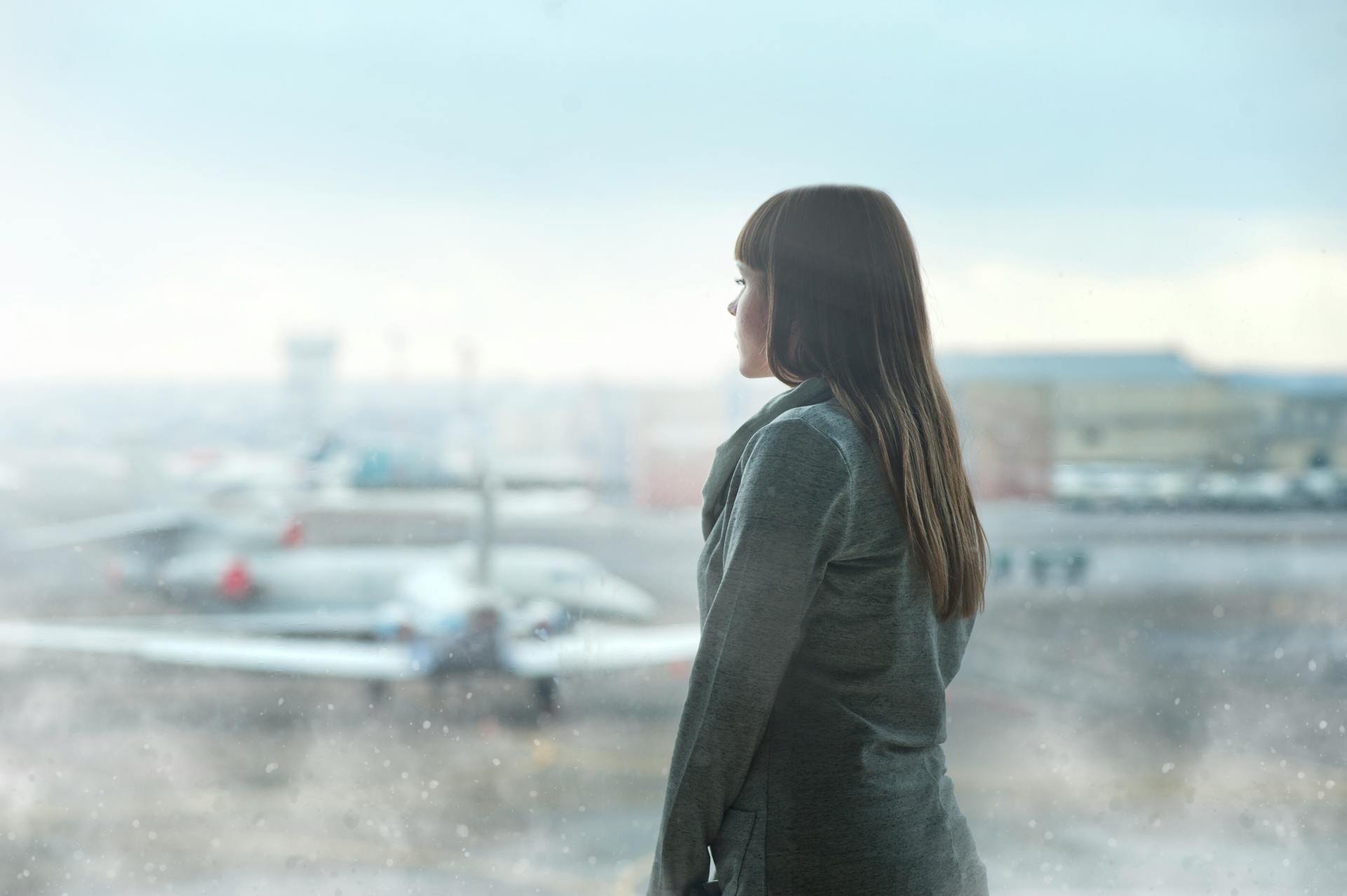 Eine Frau in einem Flughafen | Quelle: Pexels