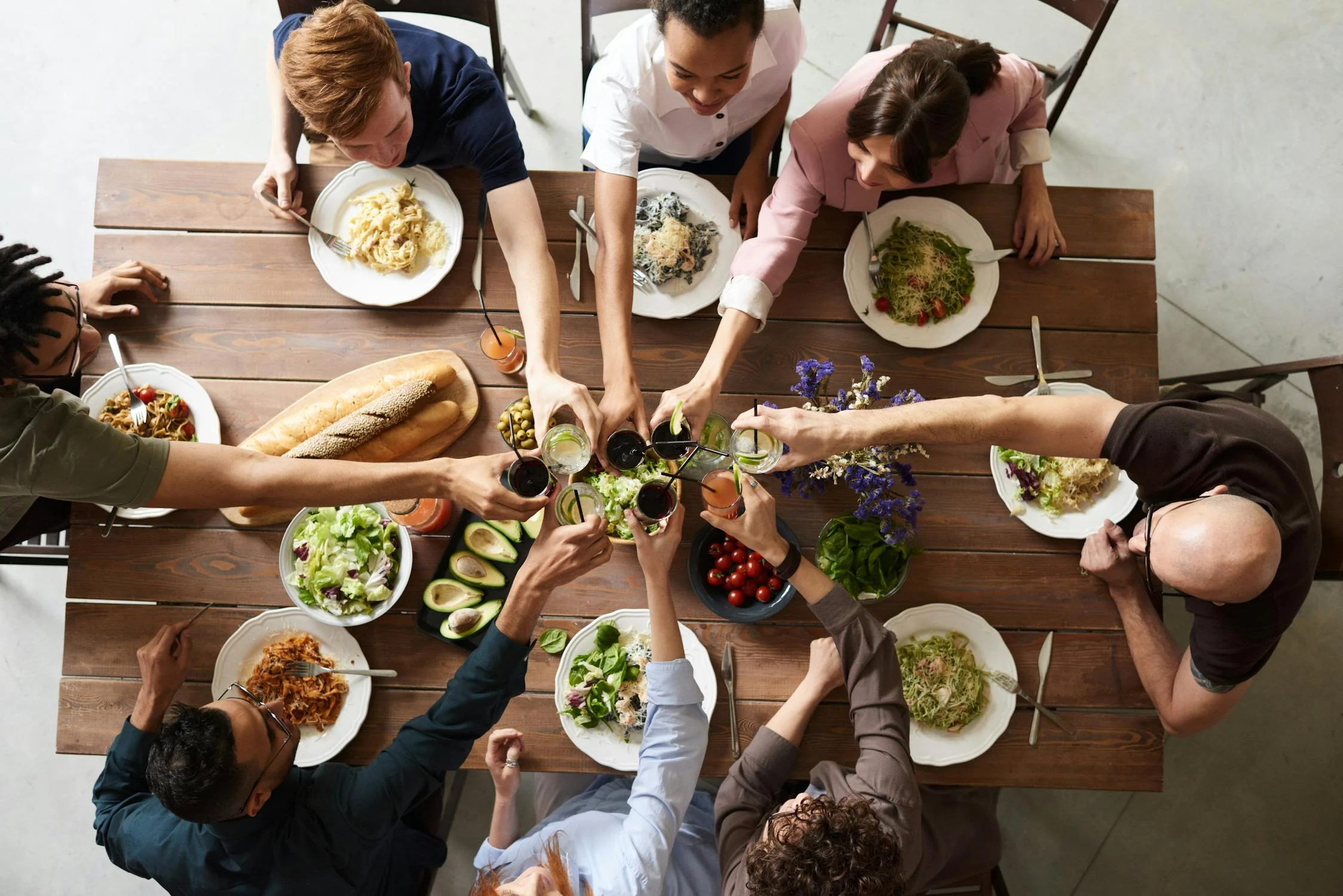 Ein großes Familienessen | Quelle: Pexels