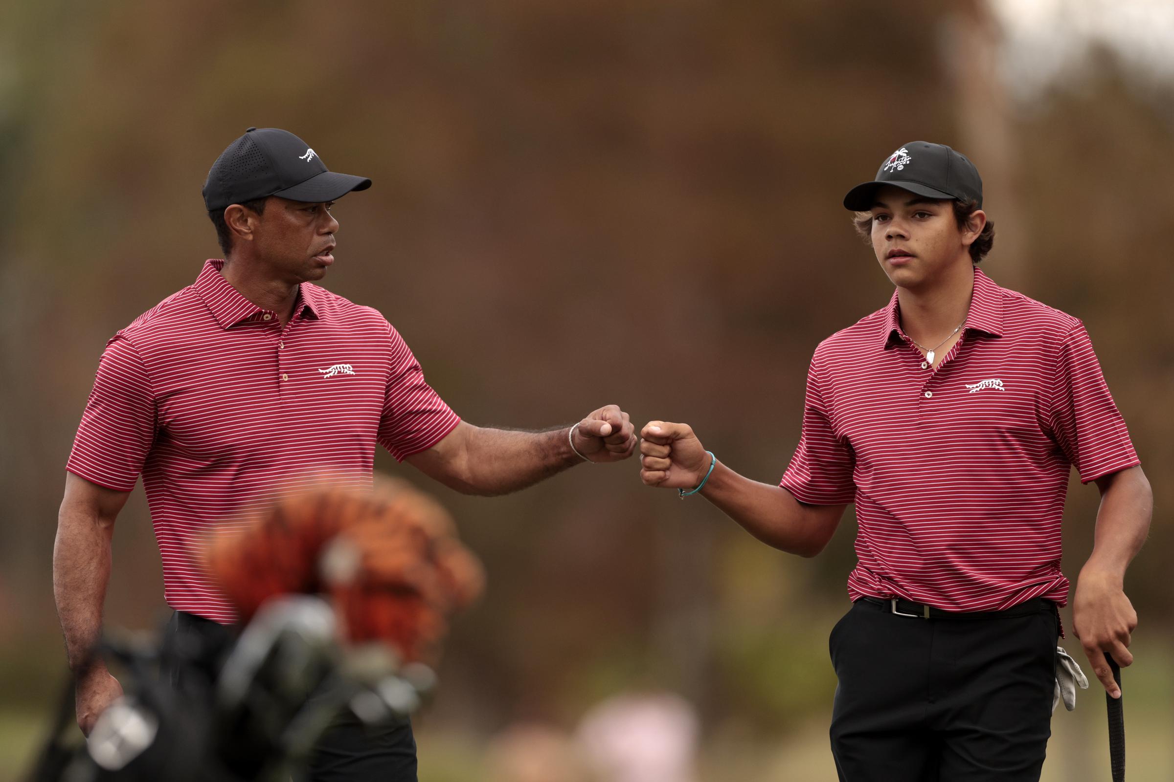 Tiger Woods und sein Sohn Charlie reagieren auf dem 16. Grün während der zweiten Runde der PNC Championship 2024 in Orlando am 22. Dezember 2024 | Quelle: Getty Images