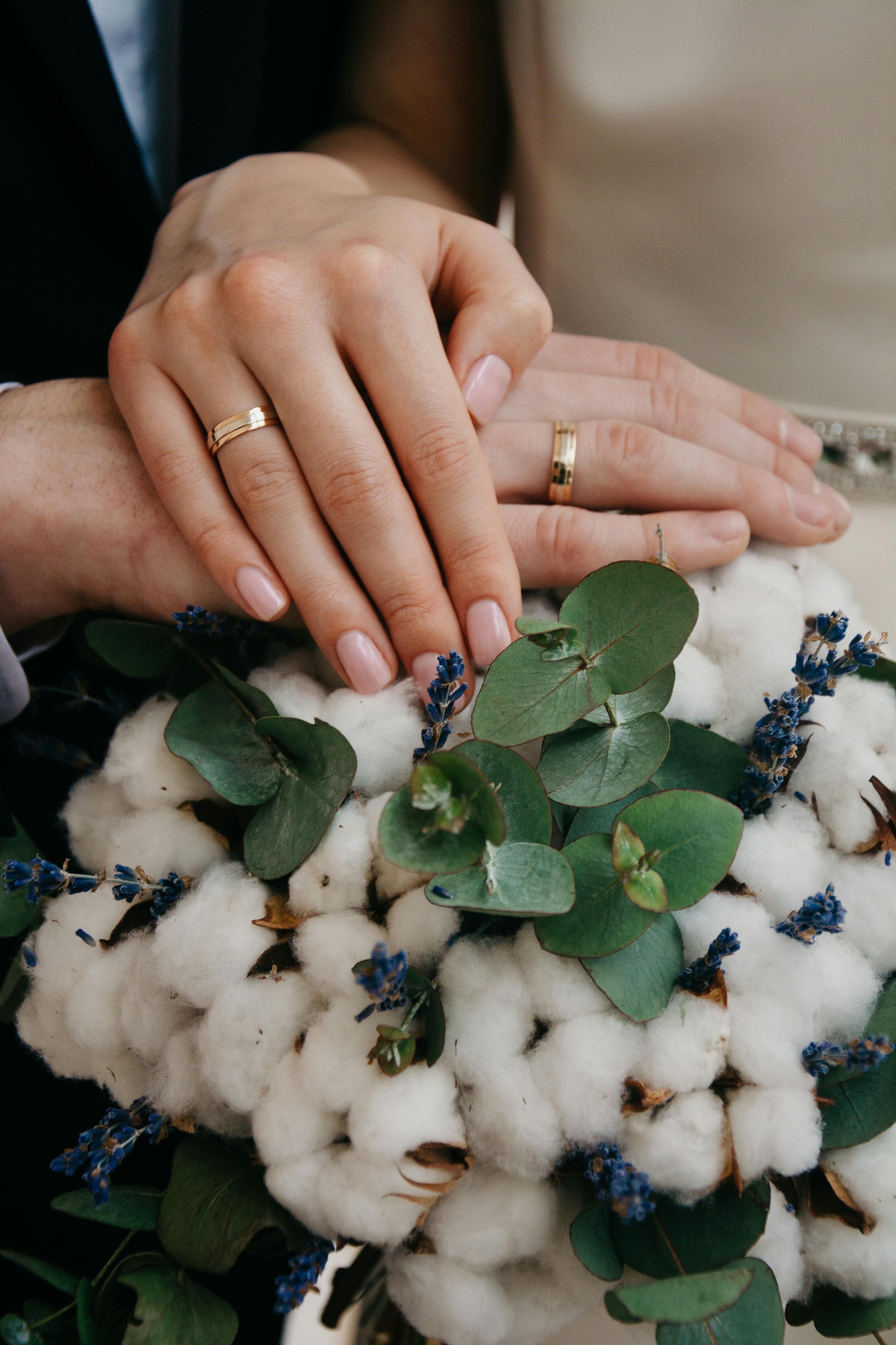 Nur zu Illustrationszwecken. Ein Paar zeigt seinen Brautstrauß und seine Ringe | Quelle: Pexels