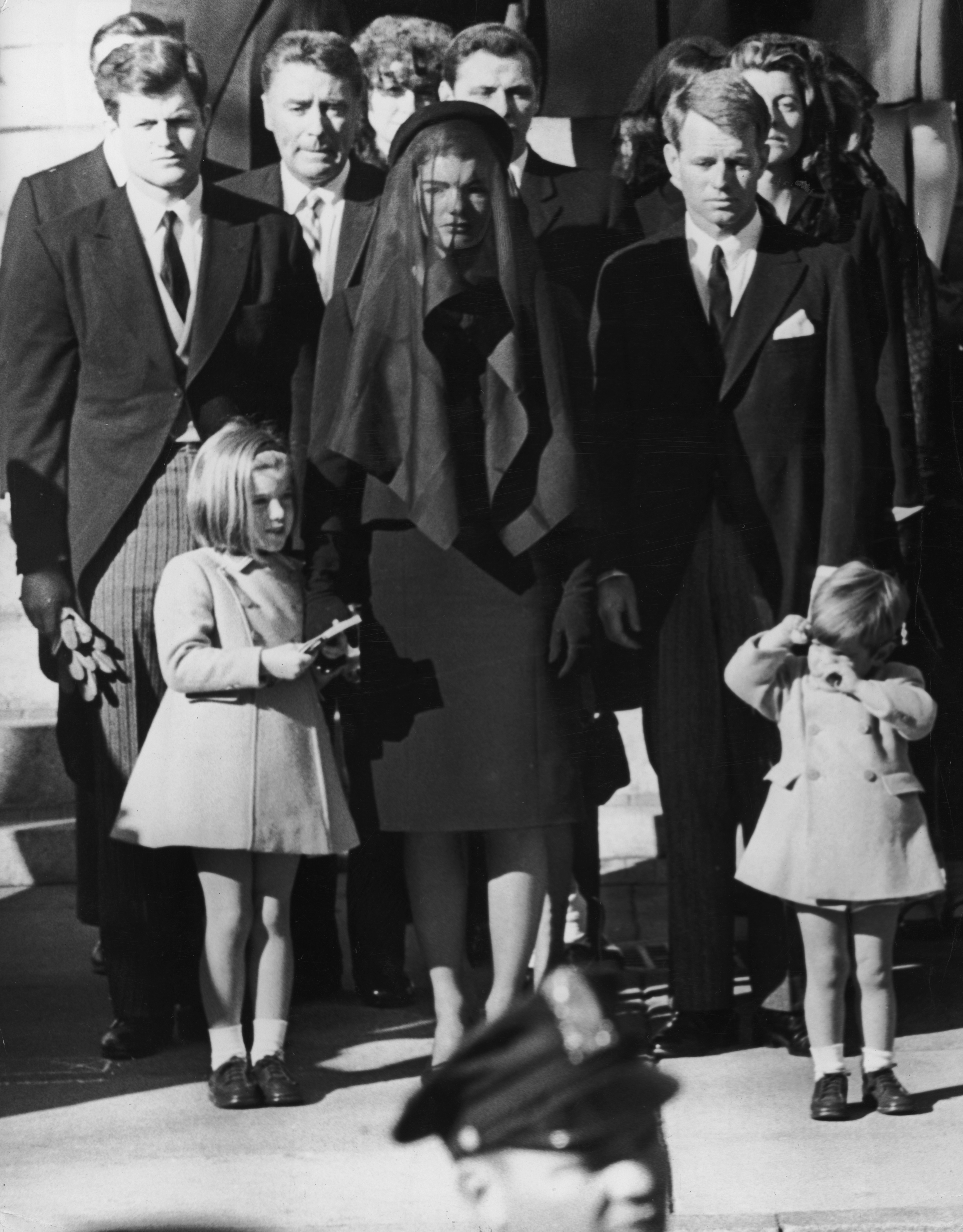 Jacqueline Kennedy mit ihren Kindern Caroline und John Jr. und ihren Schwägern, Senator Edward „Ted“ Kennedy und US Attorney General Robert Kennedy, beim Verlassen der St. Matthew's Cathedral zur Beerdigung des verstorbenen US-Präsidenten John F. Kennedy am 24. November 1963. | Quelle: Getty Images