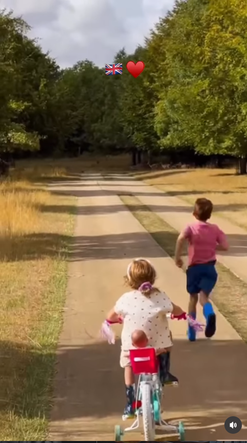 Archie rennt voraus, während Lilibet ihm auf ihrem Fahrrad folgt – ein besonders rührender Einblick für die Zuschauer, wie die Geschwister die freie Natur genießen. Die verspielte Szene ist nur ein Teil eines Videos, das auch Angeln, gemeinsame Zeit mit der Familie und ein gemütliches Lagerfeuer zeigt, bevor die Aufmerksamkeit auf ein überraschendes Detail in Archies Stimme gelenkt wird. | Quelle: Instagram/meghan