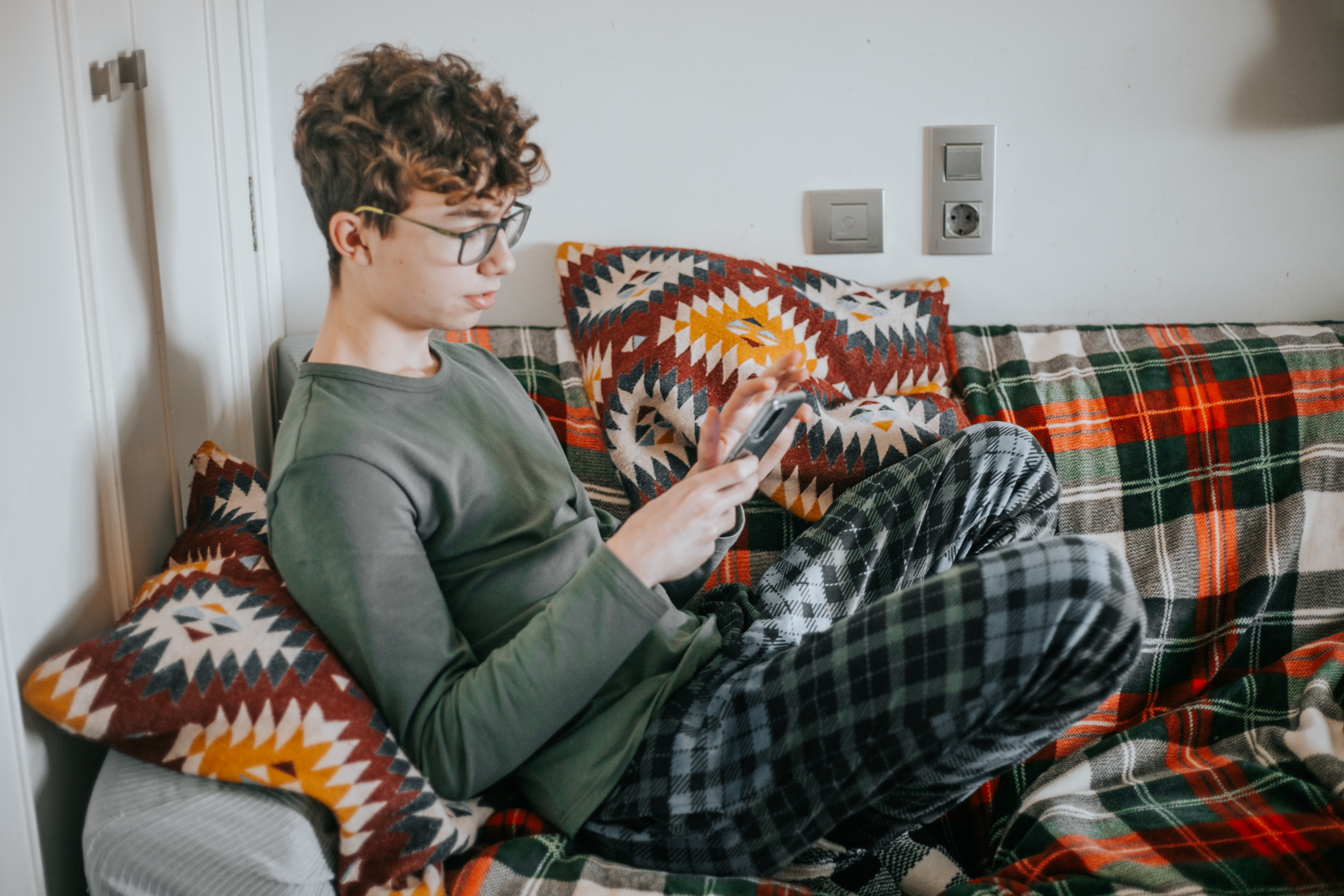 Teenager-Junge im Schlafanzug | Quelle: Getty Images