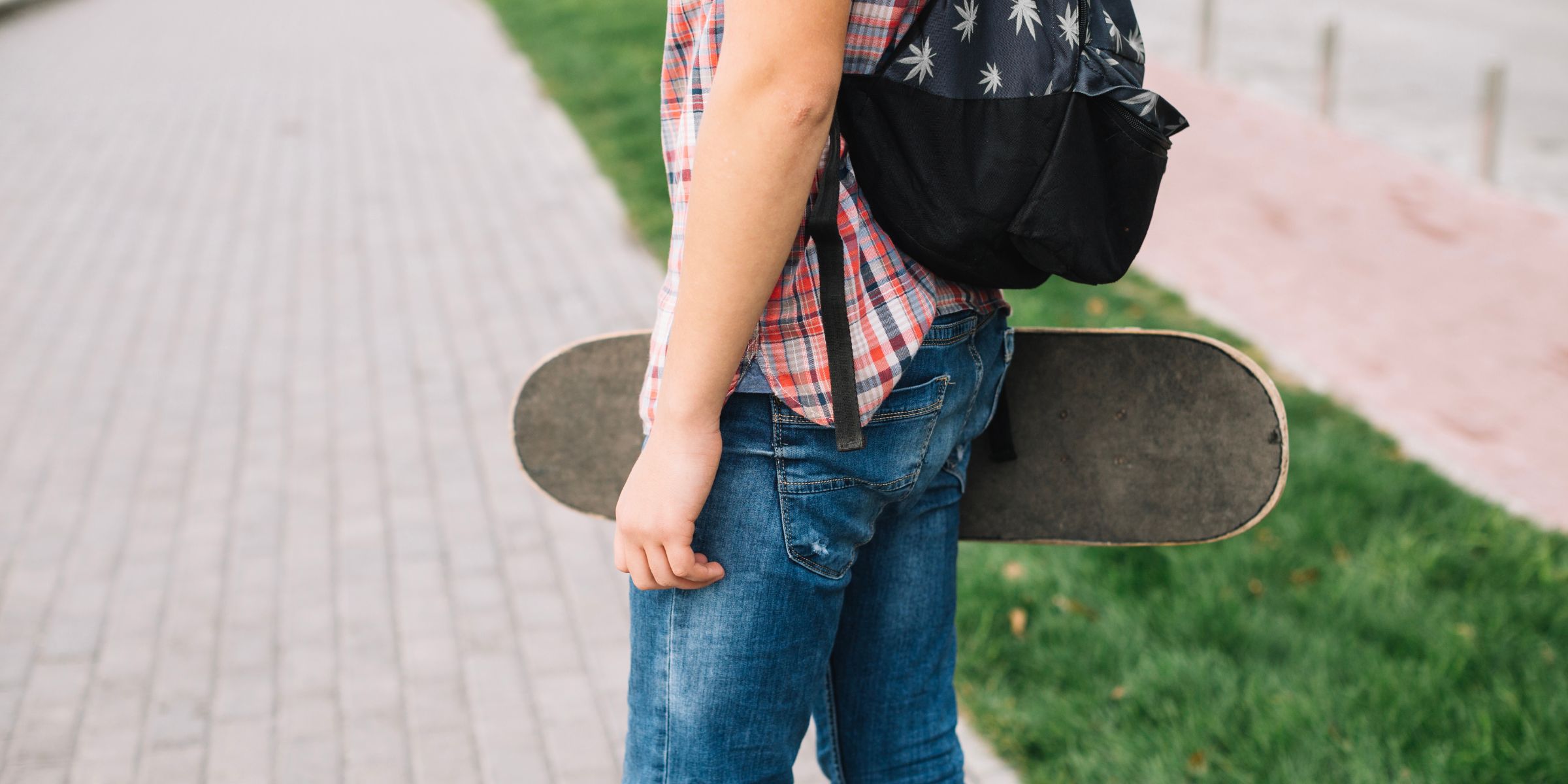 Ein Teenager mit einem Skateboard in der Hand | Quelle: Freepik