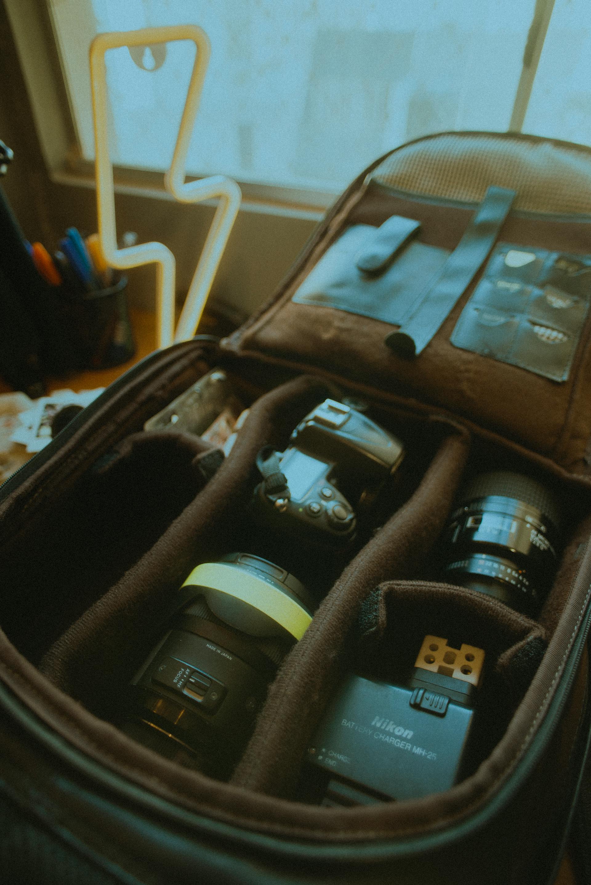 Kamerazubehör in einer Tasche | Quelle: Pexels