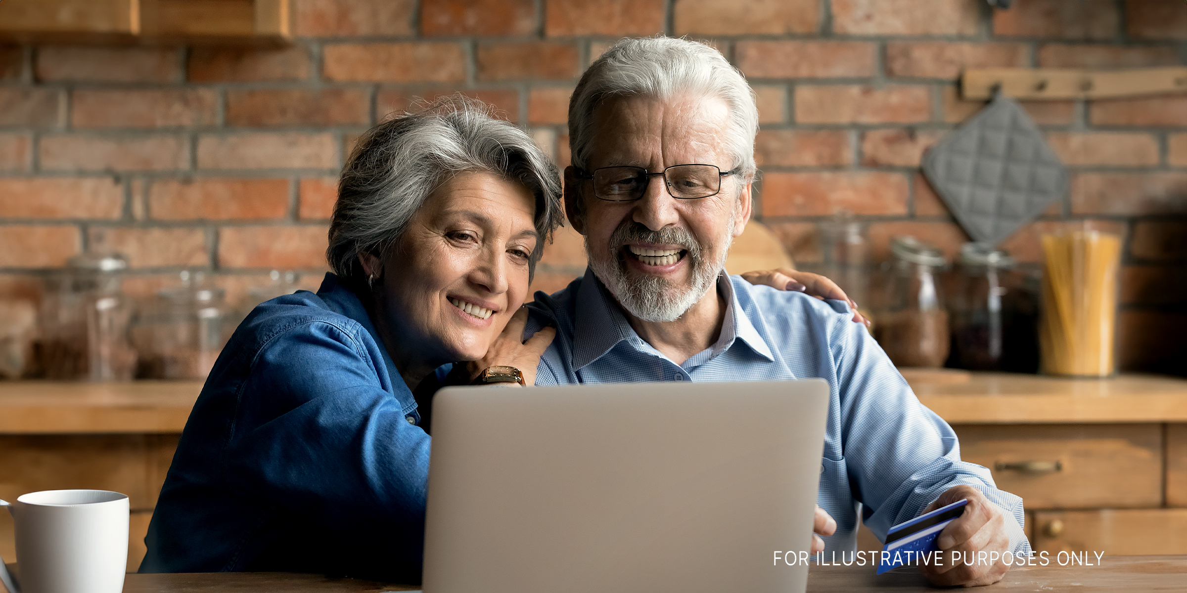 Älteres Paar an einem Laptop | Quelle: Shutterstock