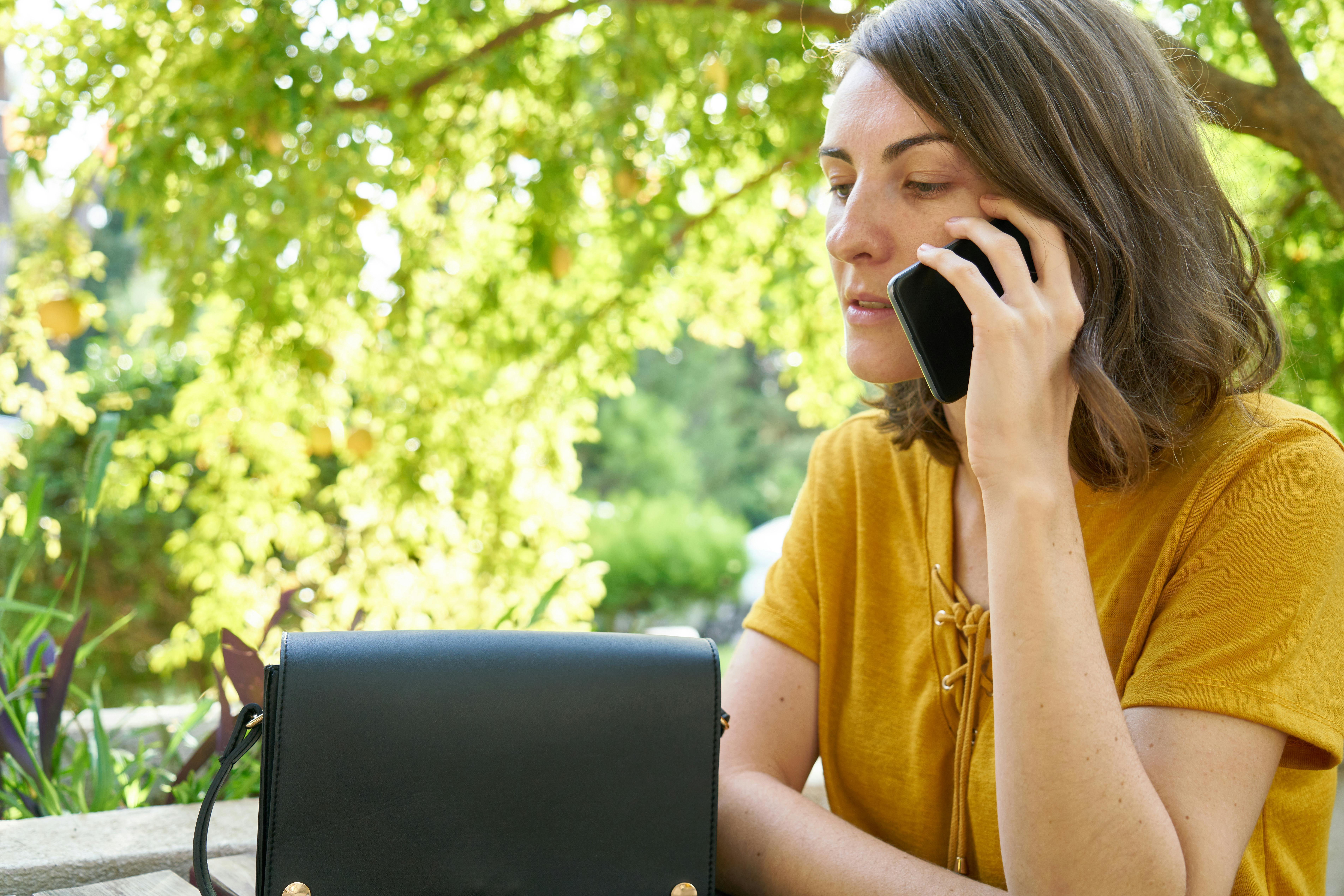 Eine Frau beim Telefonieren im Freien | Quelle: Pexels