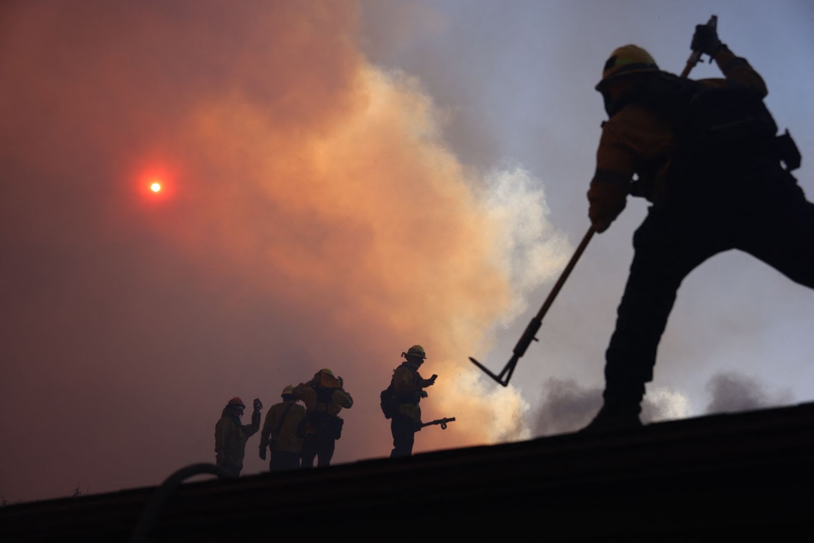 Feuerwehrleute bei den Löscharbeiten zum Palisades-Brand in Los Angeles, Kalifornien, am 7. Januar 2025. | Quelle: Getty Images