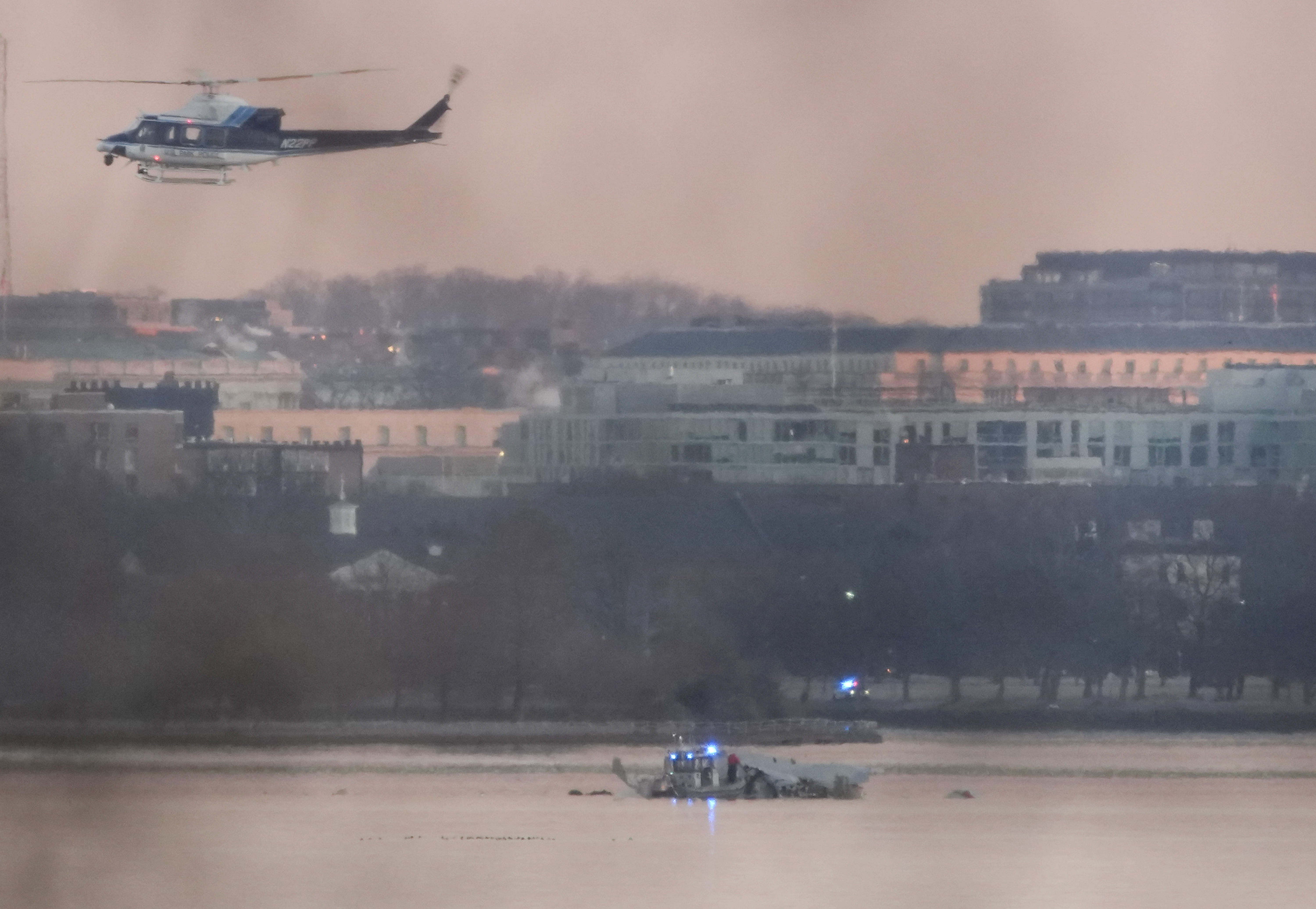 Ein Hubschrauber überfliegt die Absturzstelle in Arlington, Virginia, am 30. Januar 2025. | Quelle: Getty Images