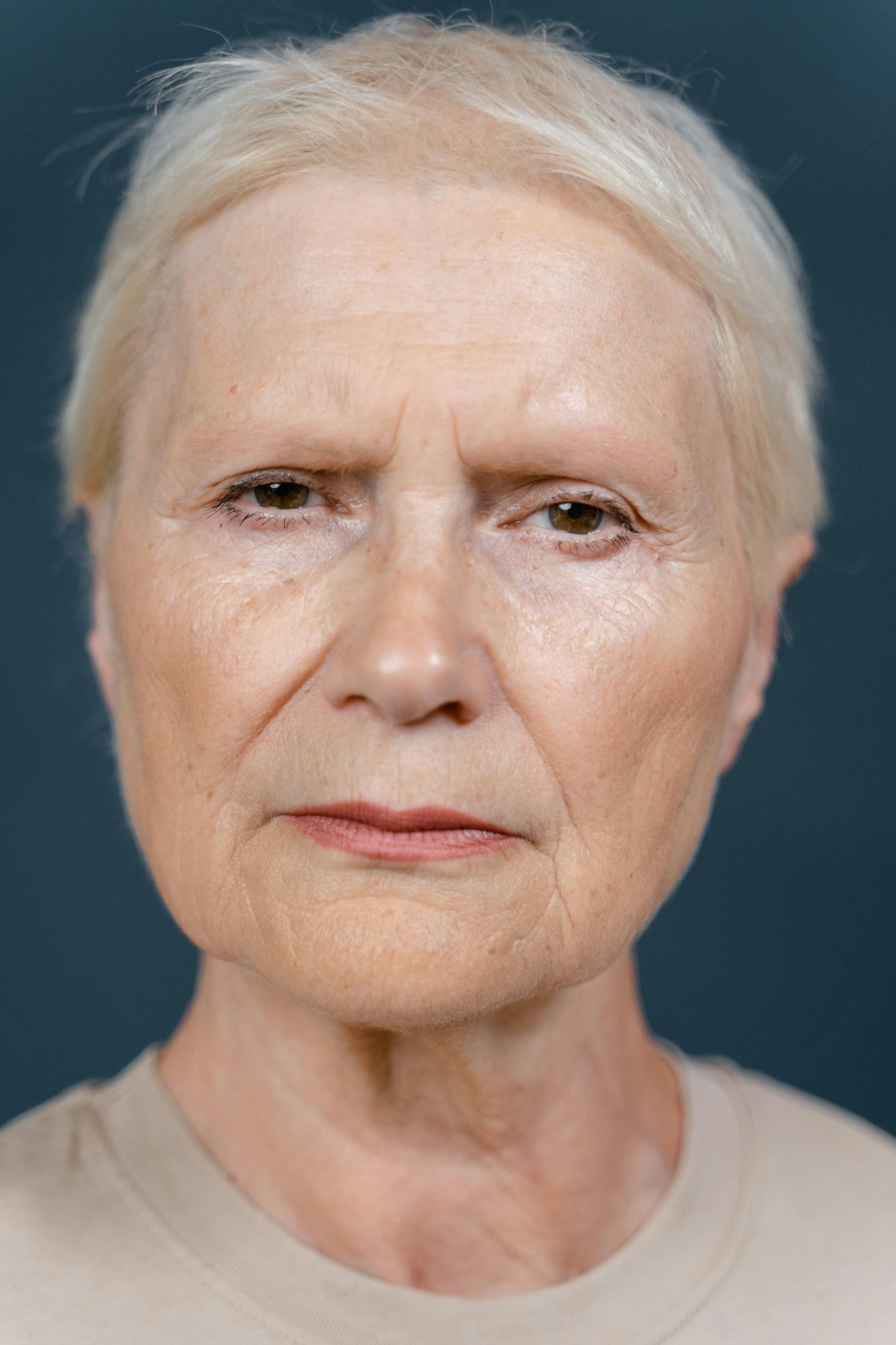 Eine streng dreinblickende Frau | Quelle: Pexels