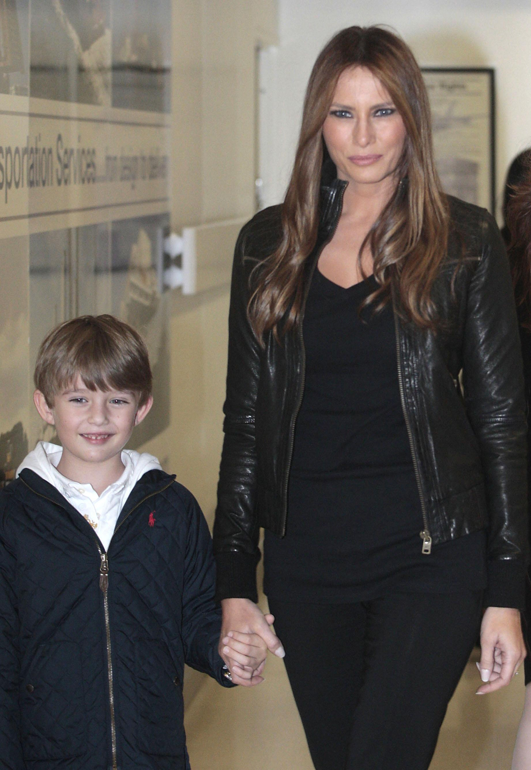 Melania und Barron Trump am Flughafen Aberdeen am 21. Juni 2011. | Quelle: Getty Images