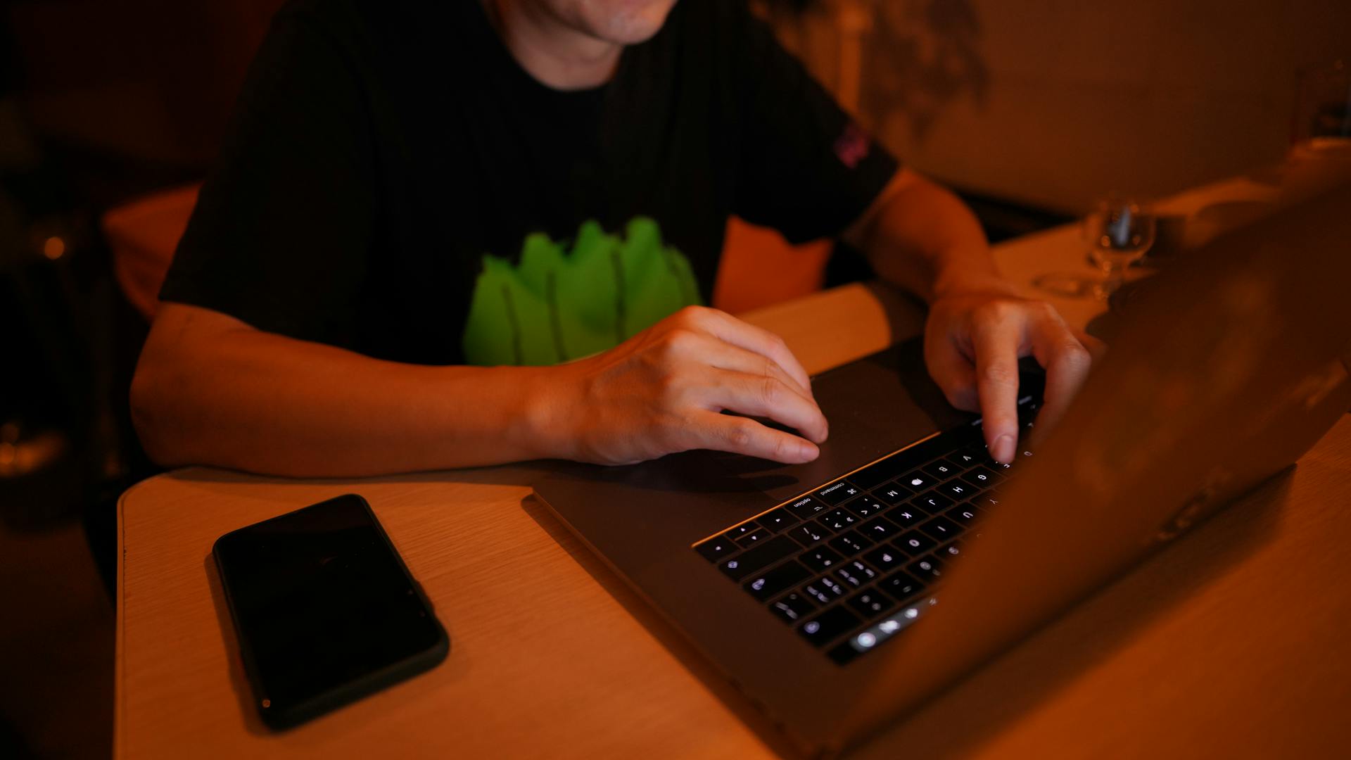 Ein Mann sitzt mit seinem Laptop | Quelle: Pexels