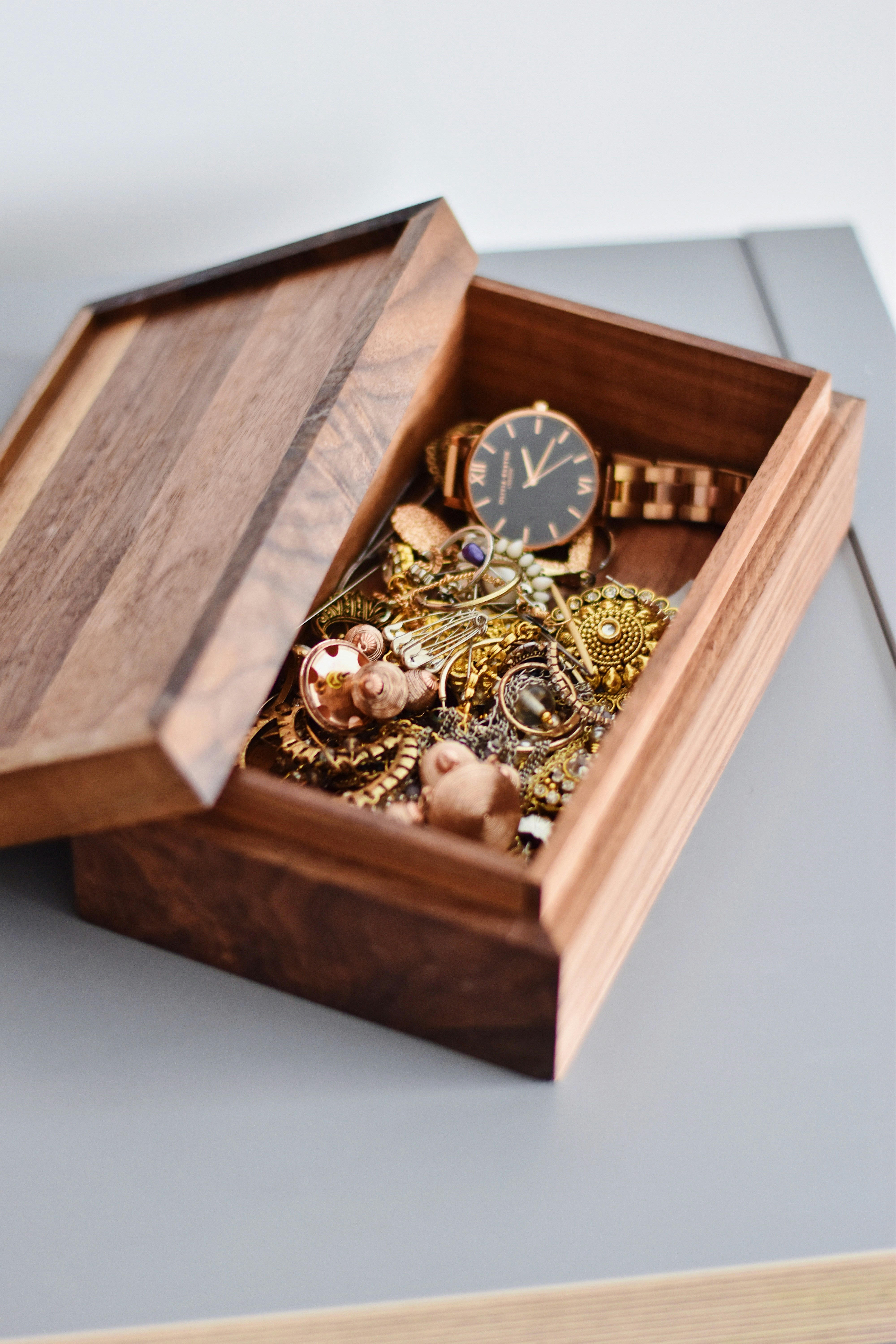 Ein mit Schmuck gefülltes Kästchen | Quelle: Unsplash