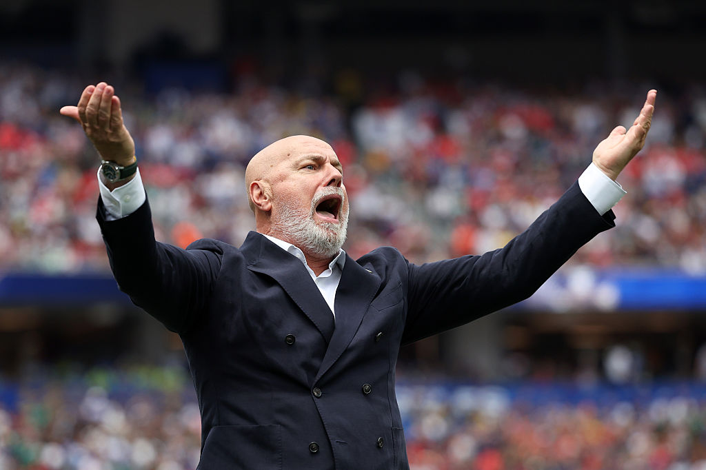 Sergej Barbarez, Cheftrainer von Bosnien und Herzegowina, reagiert während des Spiels der Gruppe B der FIFA-Weltmeisterschaft 2026 zwischen der Schweiz und Bosnien und Herzegowina im Los Angeles Stadium am 18. Juni 2026 in Los Angeles, USA | Quelle: Getty Images