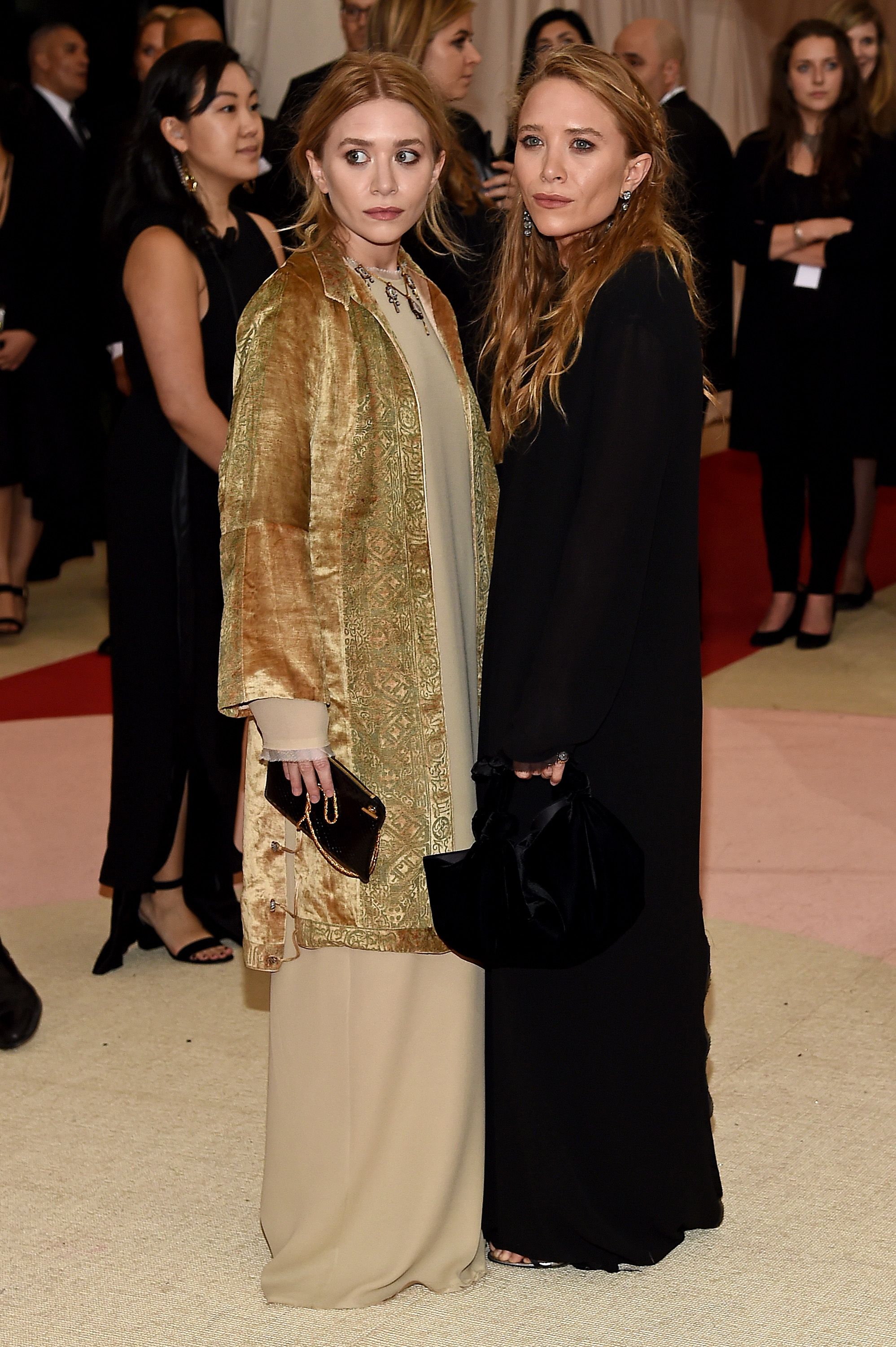 Mary-Kate und Ashley Olsen bei der COSTUME INSTITUTE Benefizveranstaltung des Metropolitan Museum of Art anlässlich der Eröffnung von Manus x Machina: Fashion in an Age of Technology in New York, am 2. Mai 2016 | Quelle: Getty Images