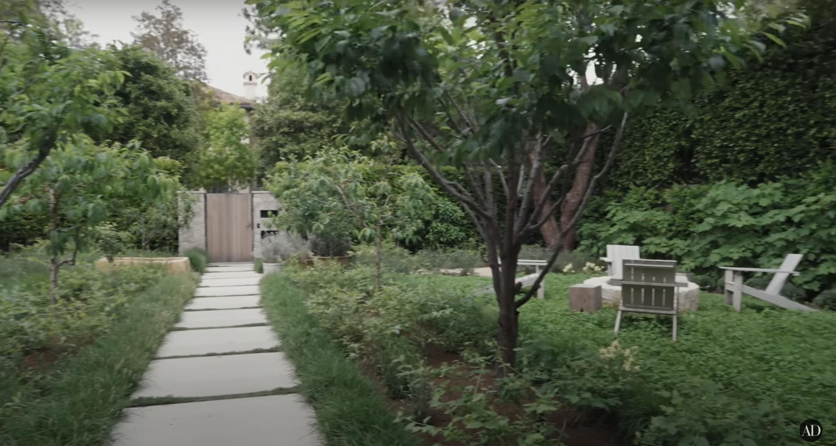 Der Obstgarten von Jennifer Garner, datiert auf den 3. September 2024 | Quelle: YouTube/@Archdigest