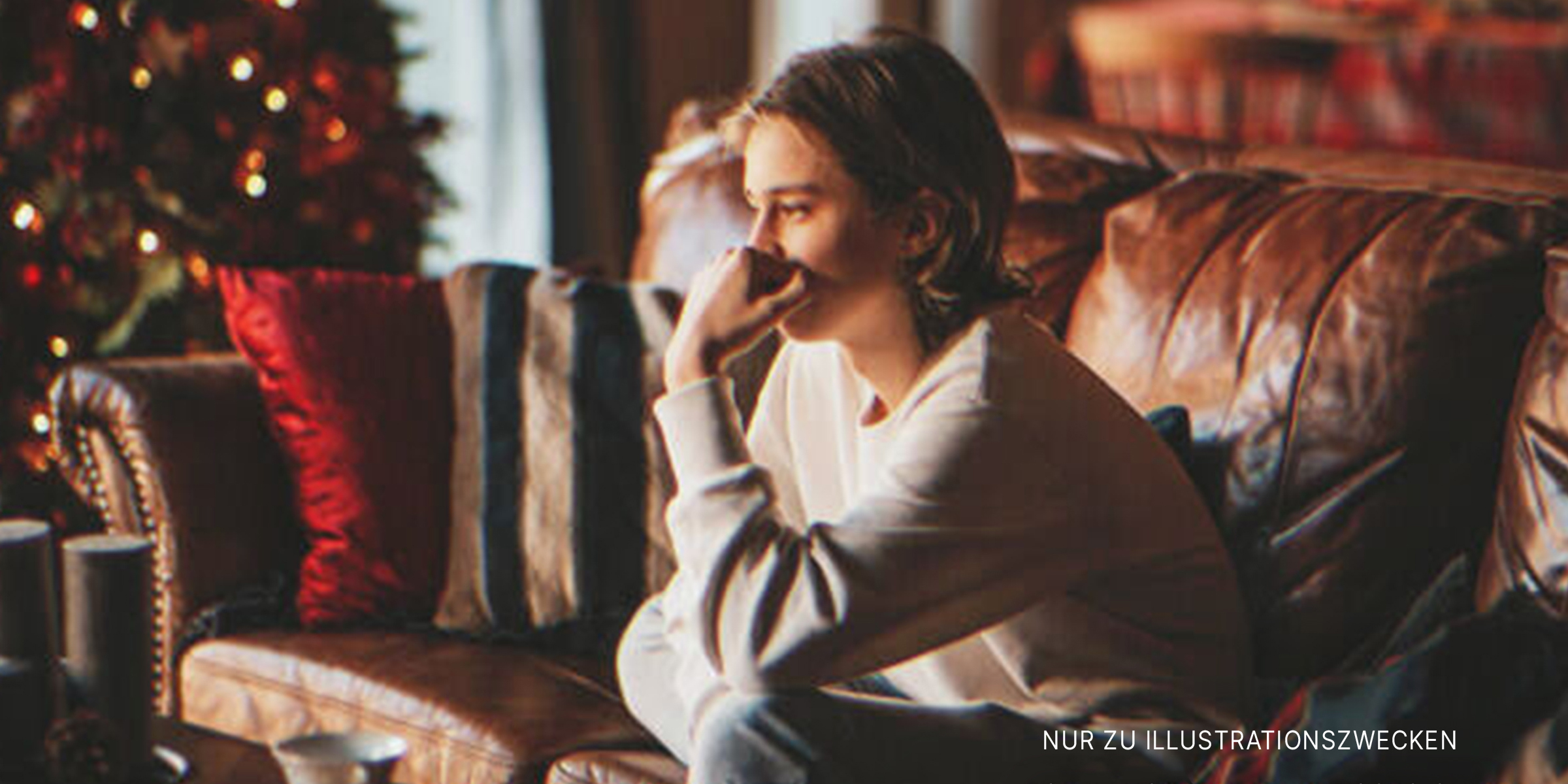 Ein Junge sitzt auf einer Couch | Quelle: Shutterstock