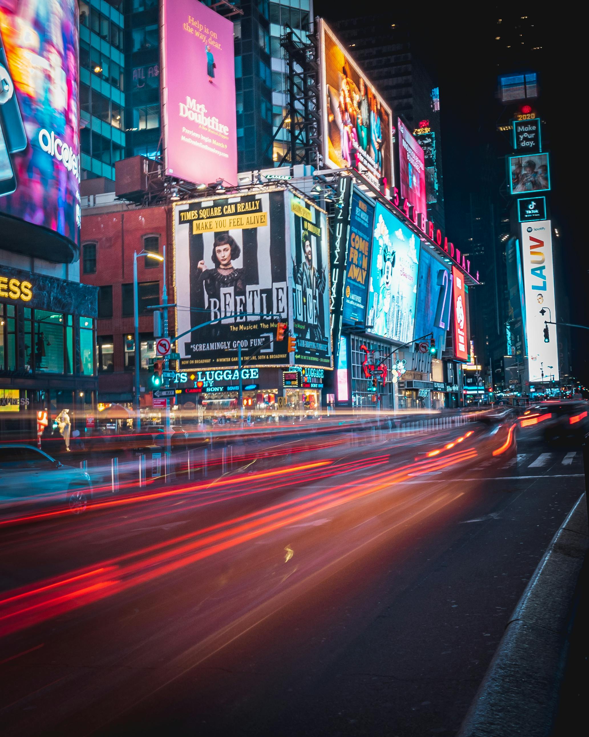 Eine Darstellung des New Yorker Times Square bei Nacht | Quelle: Pexels