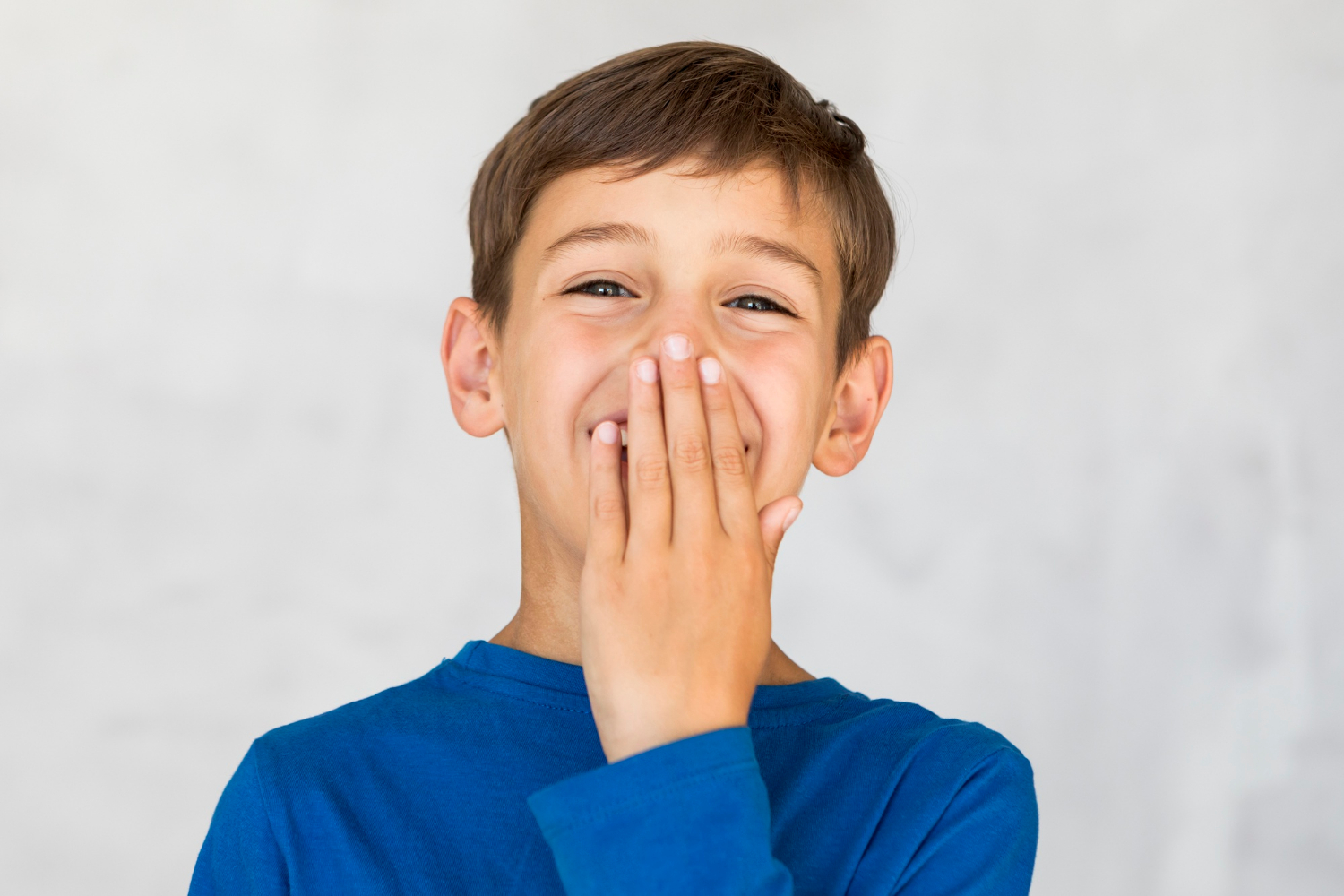Ein aufgeregter Junge | Quelle: Freepik