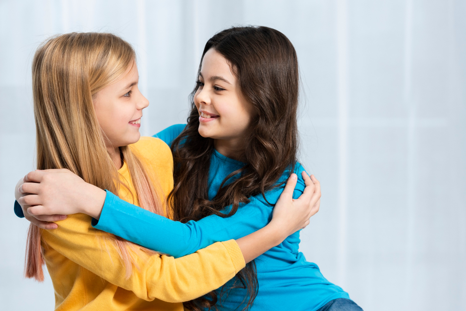 Zwei Mädchen, die sich umarmen | Quelle: Freepik