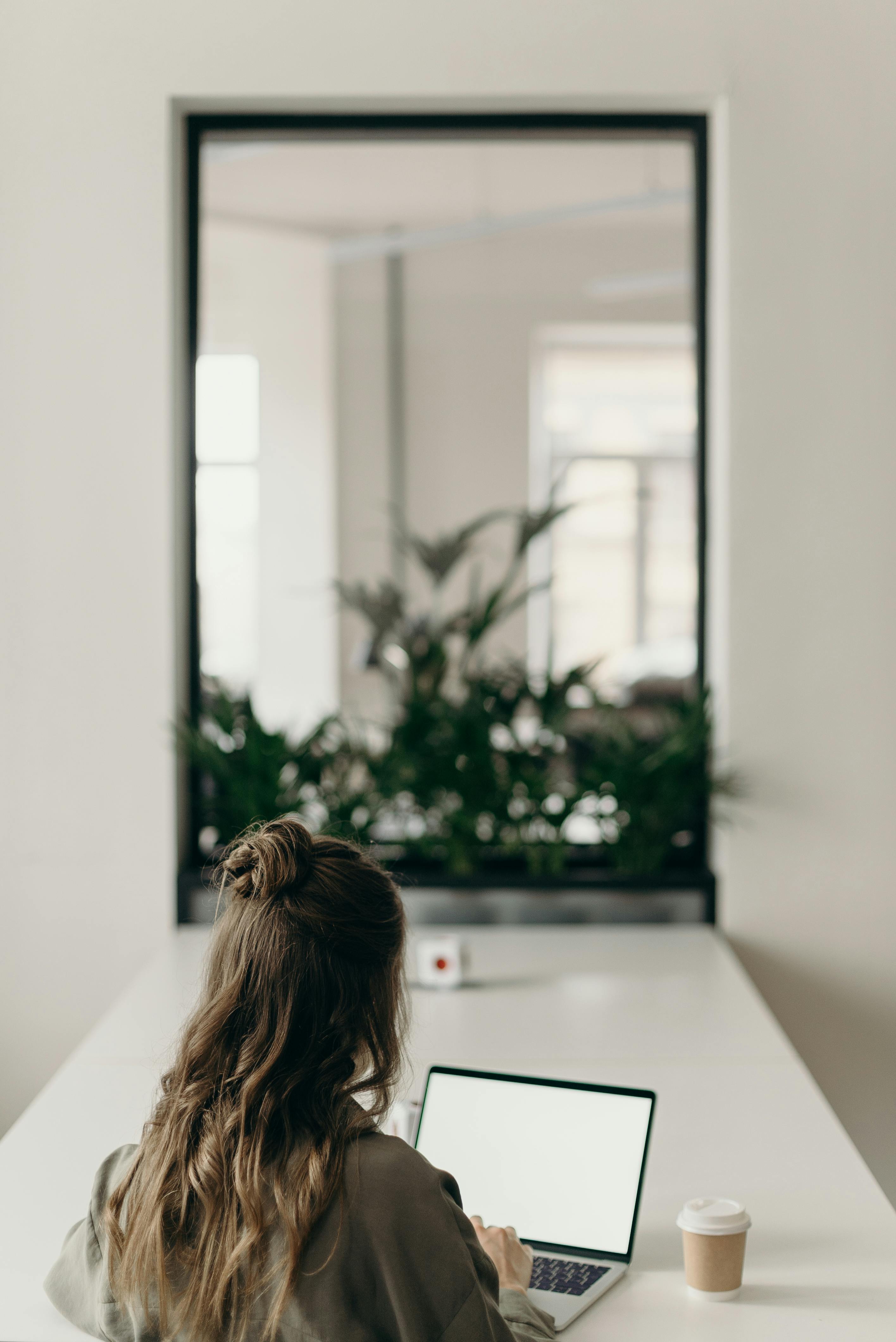 Eine Frau benutzt einen Laptop | Quelle: Pexels