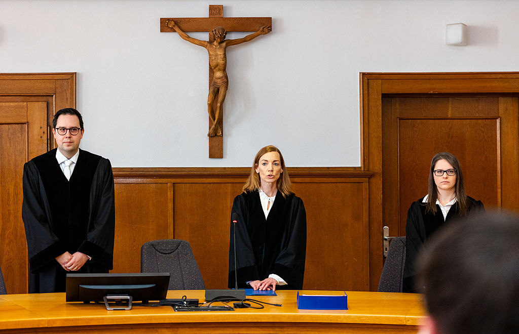 1. April 2026, Saarland, Saarbrücken: Die vorsitzende Richterin Jennifer (M) Klingelhöfer verkündet das Urteil im Saal 38 des Landgerichts Saarbrücken im Prozess um die tödlichen Schüsse auf Polizeikommissar Simon Bohr. | Quelle: Getty Images