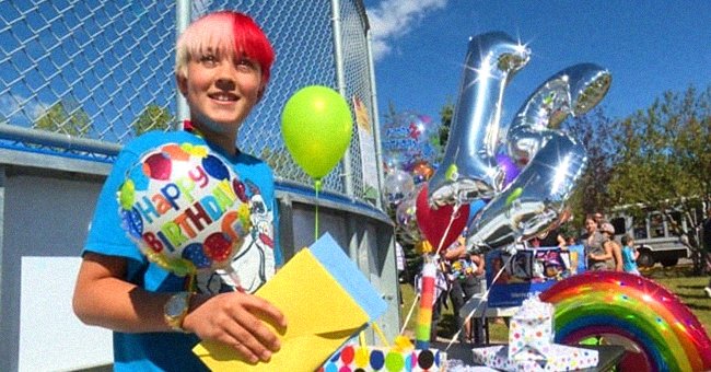 Junge hält Ballons und Karten, als er seinen Geburtstag mit Fremden feiert, die in einen Park kamen, um ihn zu ehren, nachdem er sich als schwul geoutet hatte | Quelle: Twitter/CBCCalgary