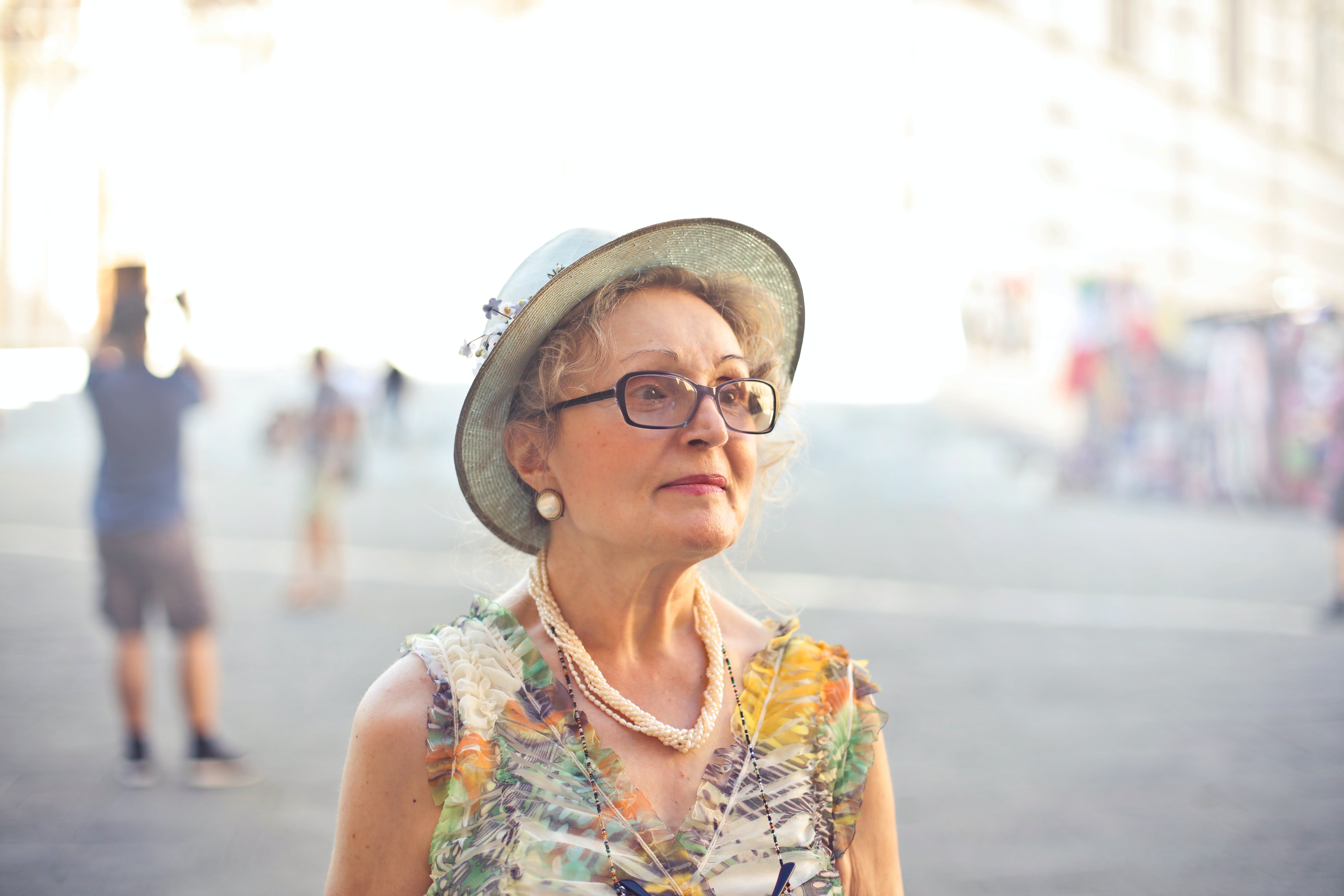 Eine ältere Frau, die draußen steht | Quelle: Pexels