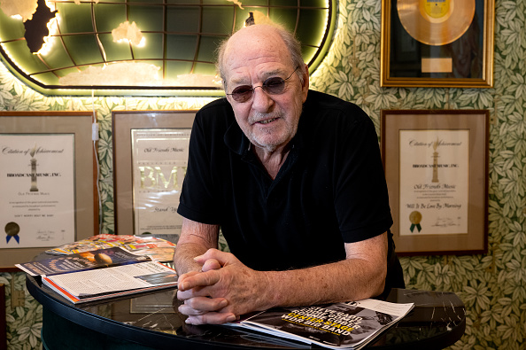 Ralph Siegel in seinem Büro in Grünwald, 9. Februar 2023. | Quelle: Getty Images