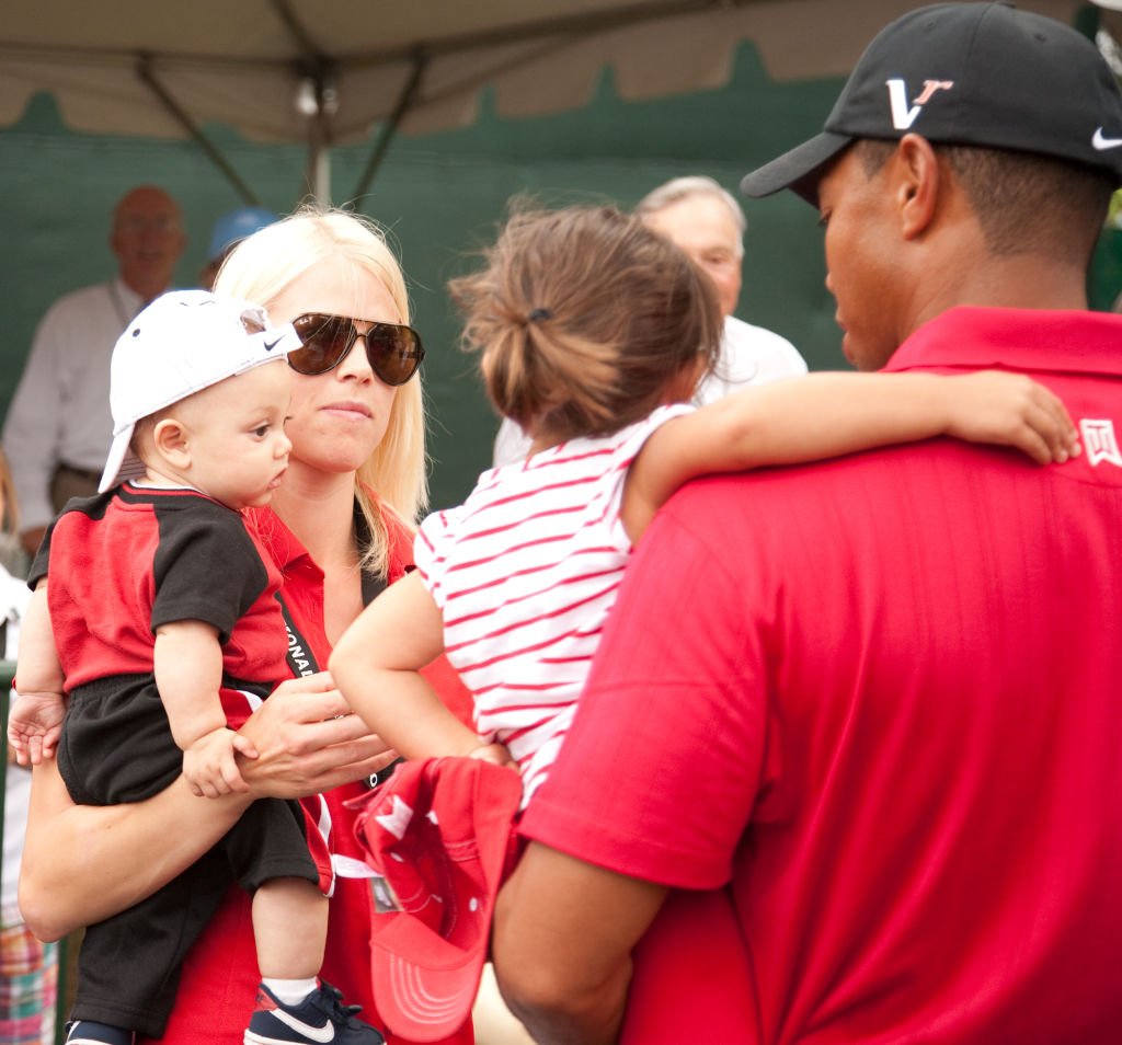 Elin Nordegren hält ihren Sohn Charlie im Arm, während Tiger Woods seine Tochter Sam im Congressional Country Club in Bethesda, Maryland, am 5. Juli 2009 im Arm hält. | Quelle: Getty Images