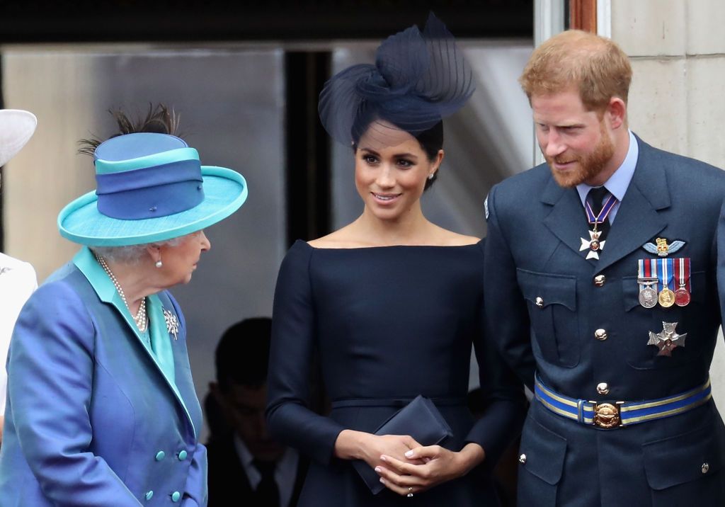 Königin Elizabeth II, Meghan, Herzogin von Sussex, Prinz Harry, Herzog von Sussex im Buckingham Palace am 10. Juli 2018 in London, England | Quelle: Getty Images