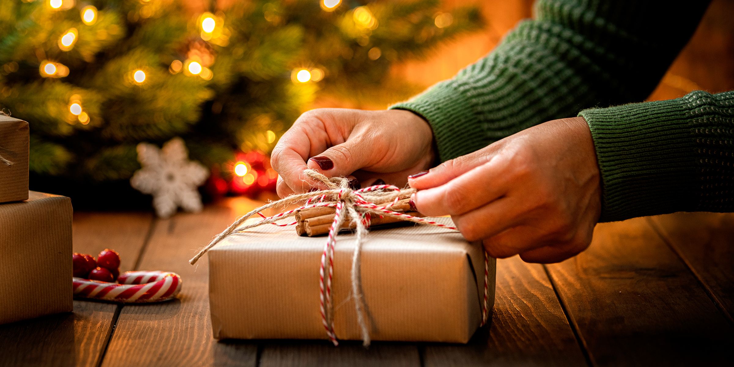 Frau, die ein Weihnachtsgeschenk arrangiert | Quelle: Getty Images