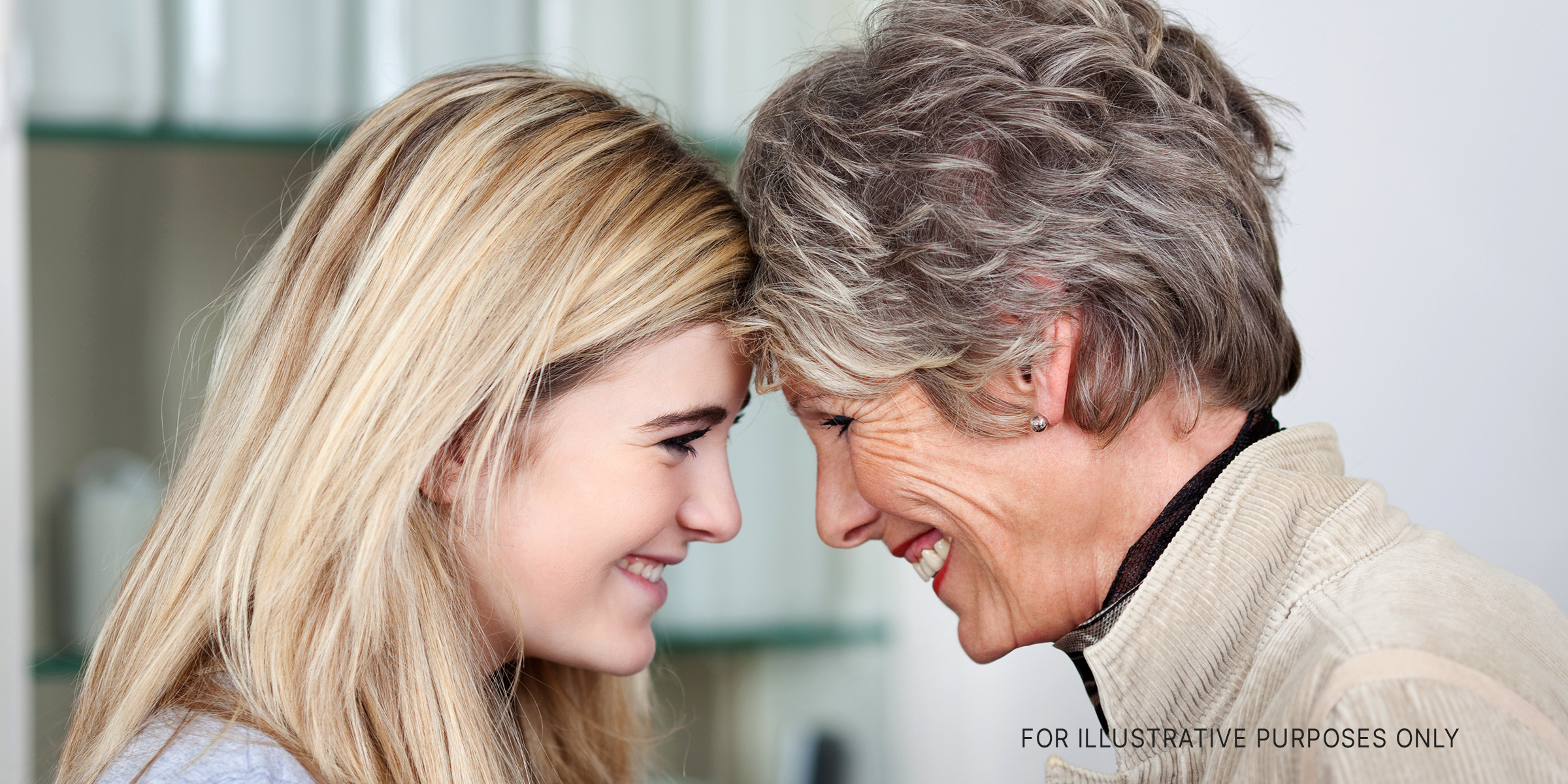 Glückliche Enkelin und Großmutter | Quelle: Shutterstock