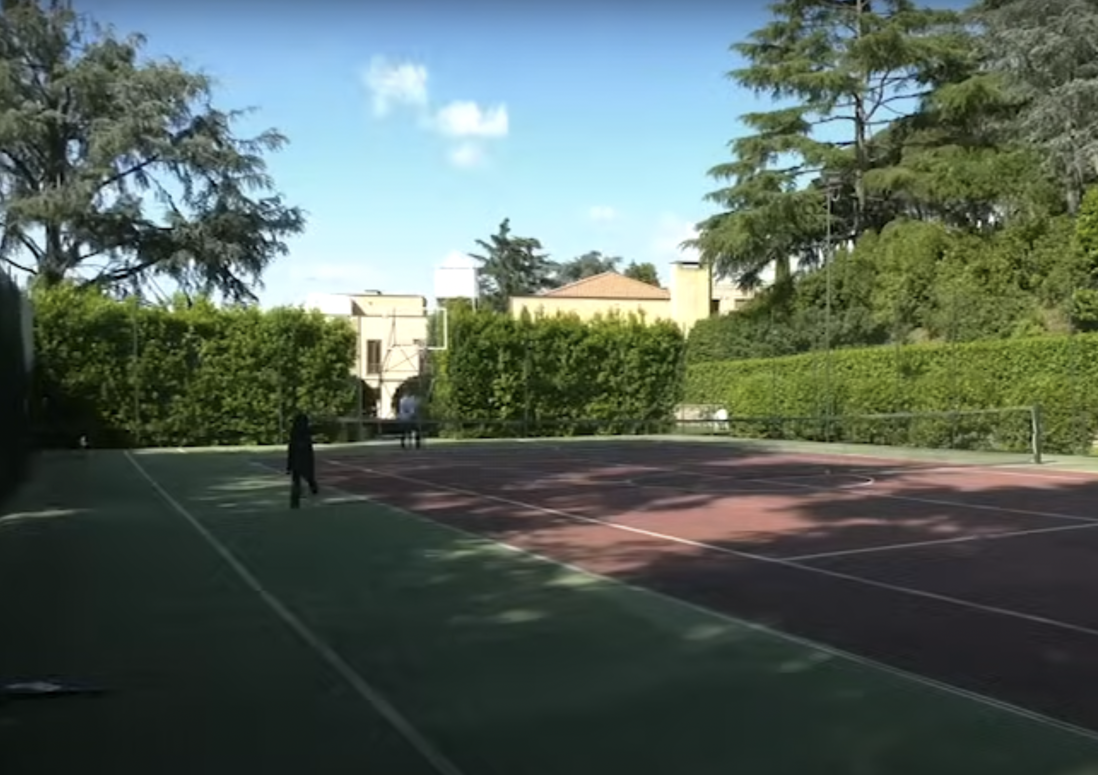 Ein Screenshot des Tennisplatzes des Augustiner-Instituts, auf dem der zukünftige Papst während seiner Jahre in Rom oft spielte, aus einem Video vom 20. Mai 2025. | Quelle: YouTube/Rome Reports in English