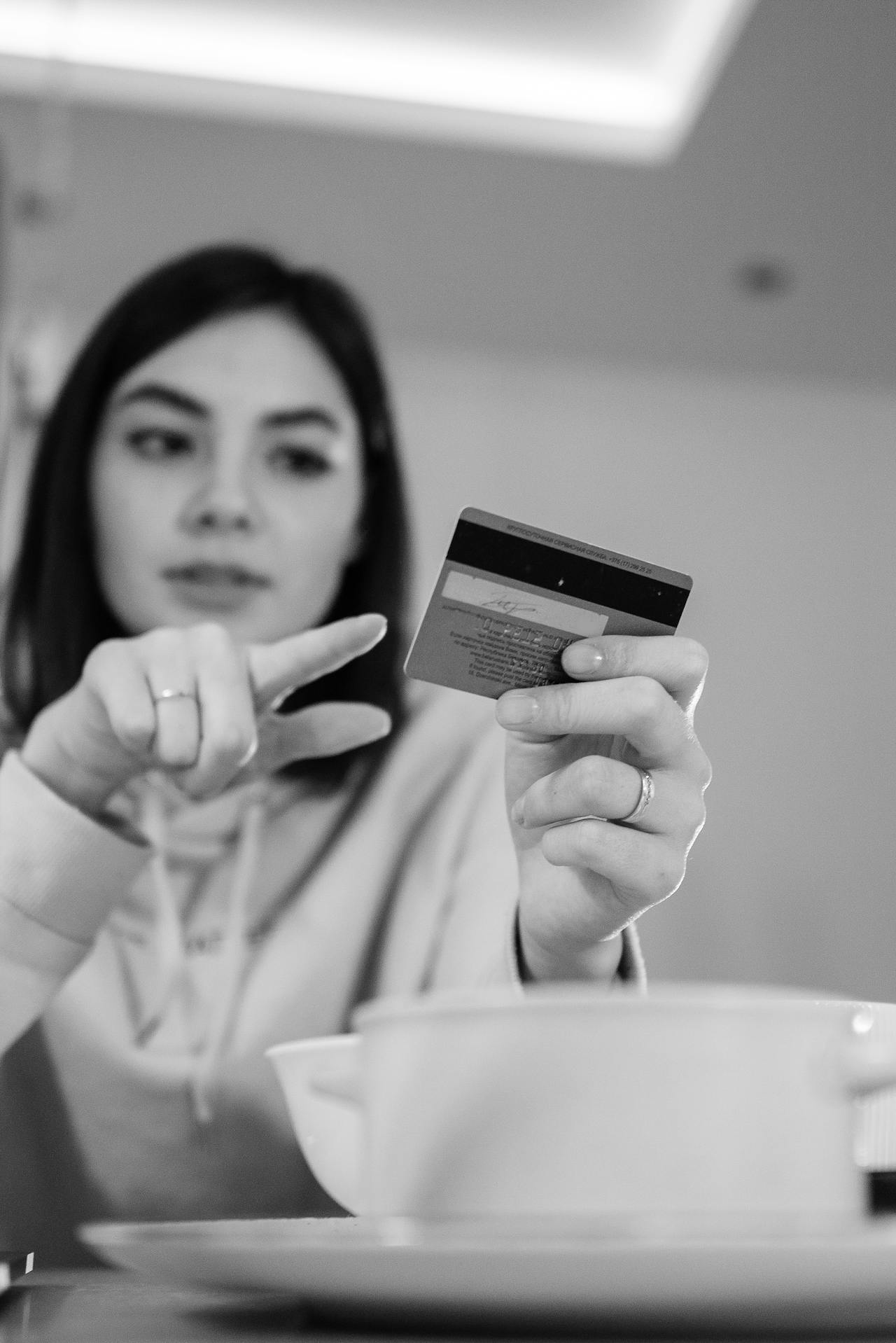 Eine Frau hält ihre Bankkarte | Quelle: Pexels