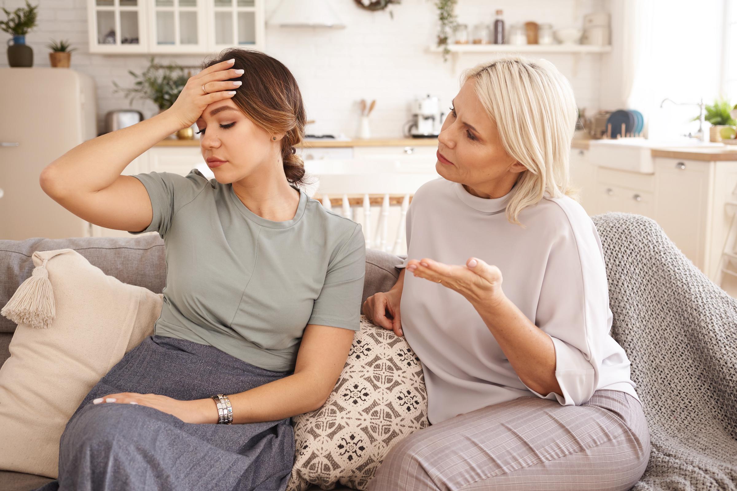 Zwei Frauen sitzen auf einer Couch zu Hause | Quelle: Freepik