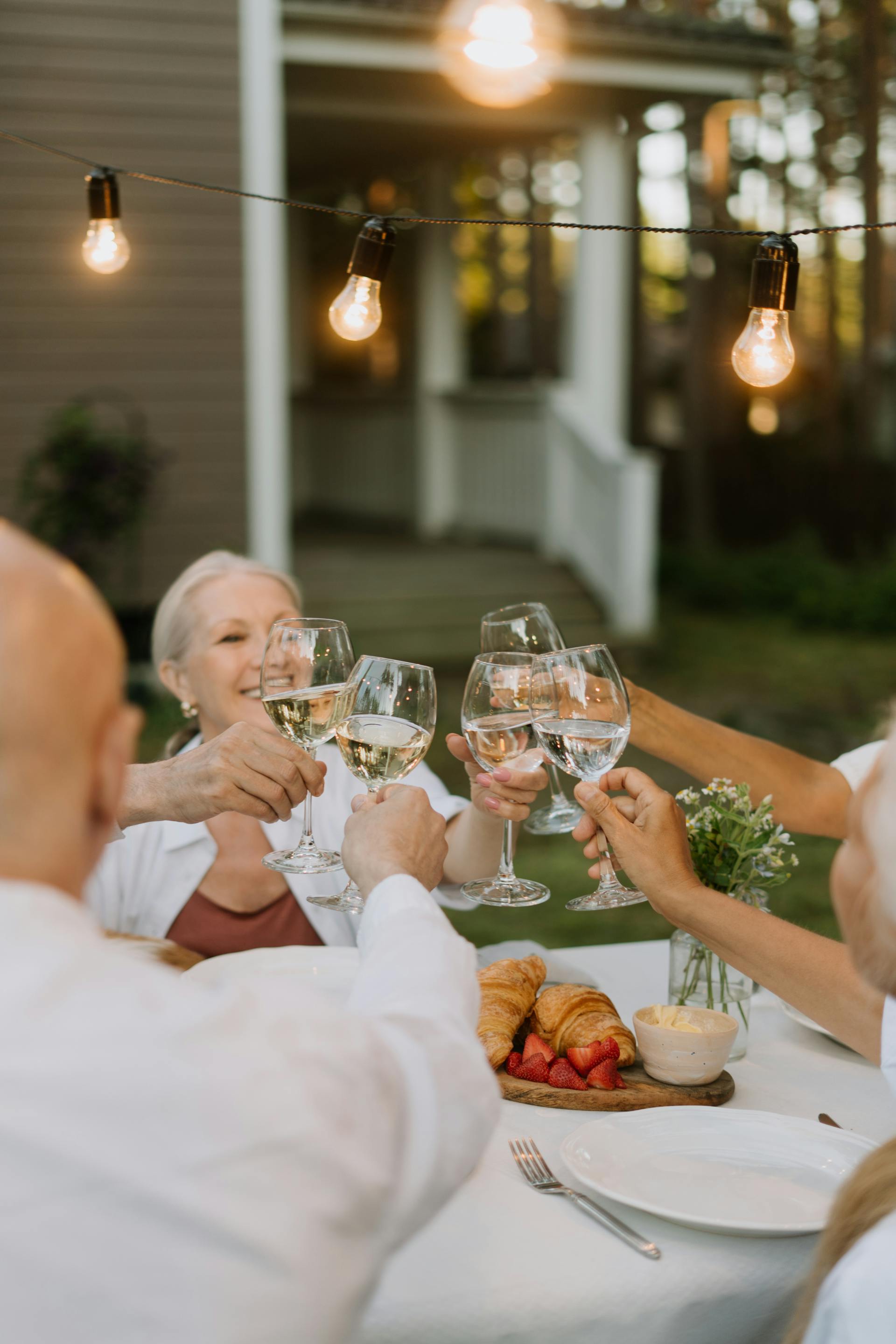 Familienmitglieder erheben ihre Gläser beim Abendessen | Quelle: Pexels