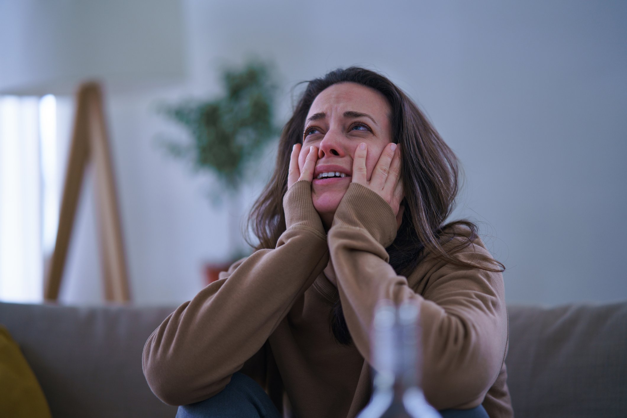 Ich begann auf der Couch zu weinen. | Foto: Getty Images