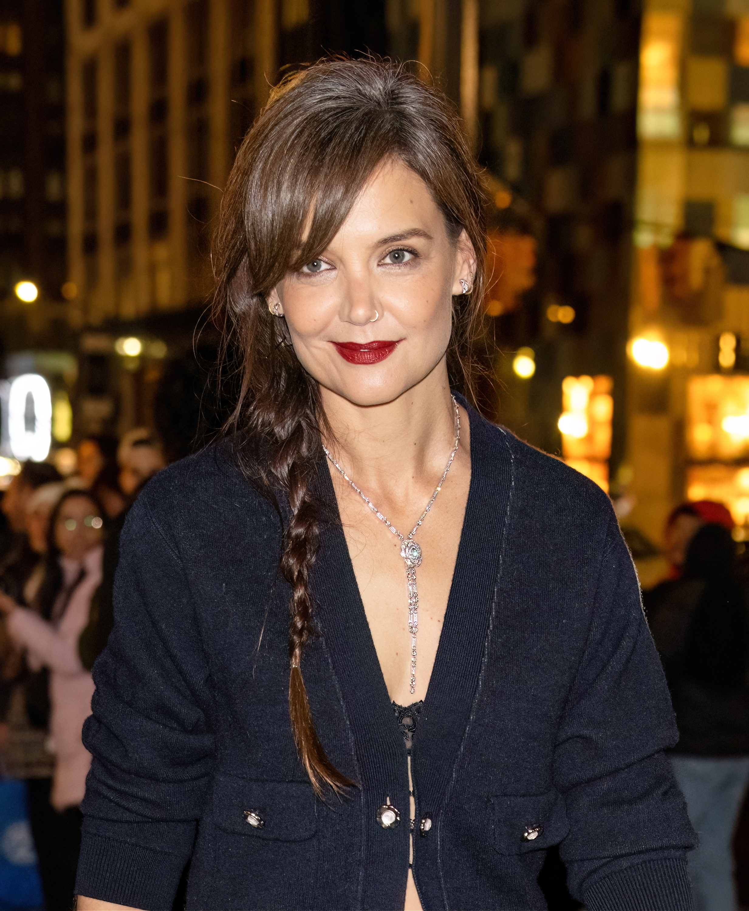 Katie Holmes trägt ihr ergrautes Haar mit Pony bei einem Abendessen in New York City am 7. Februar 2024 | Quelle: Getty Images