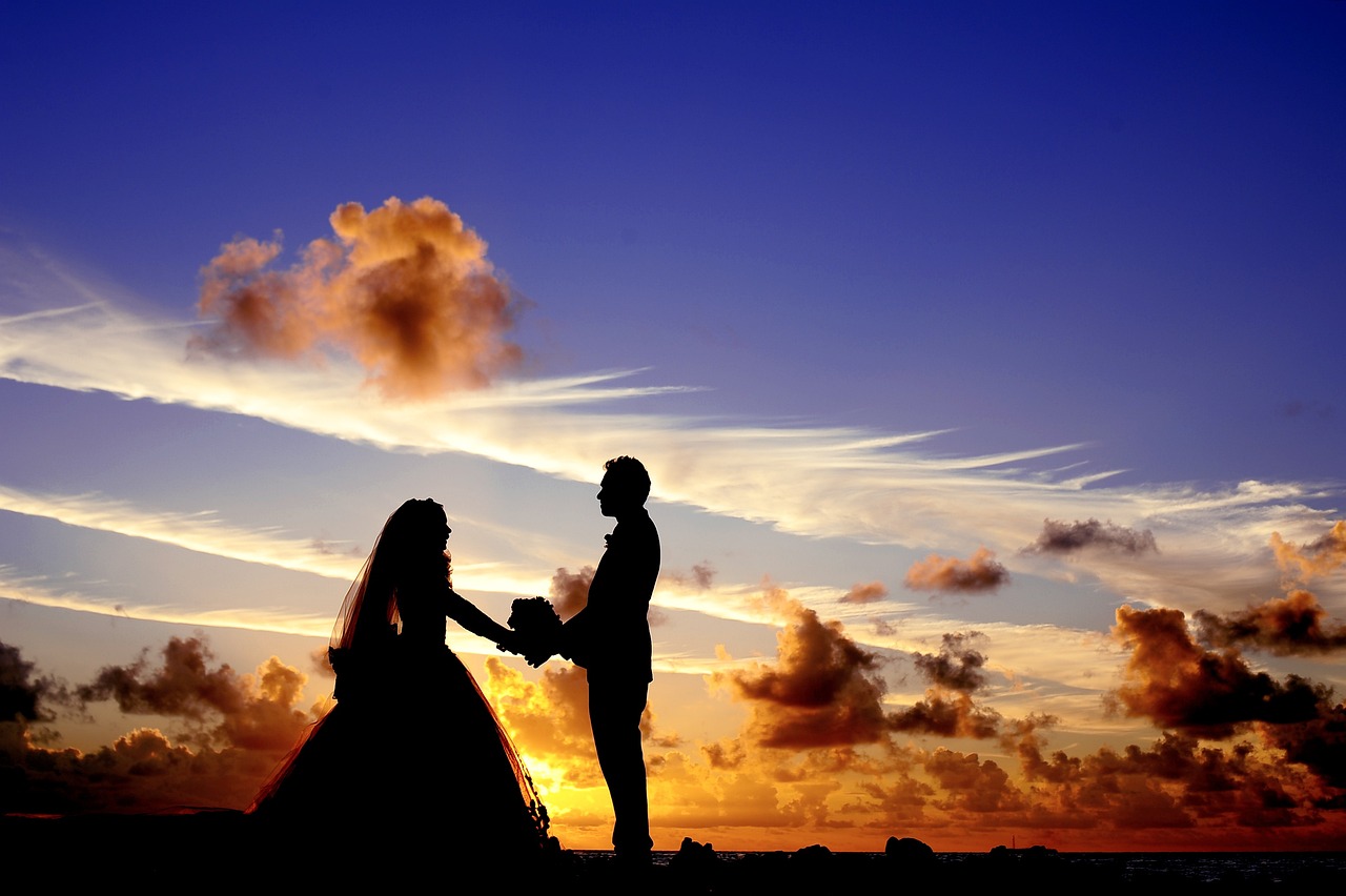 Silhouetten von Braut und Bräutigam bei Sonnenuntergang | Quelle: Pixabay