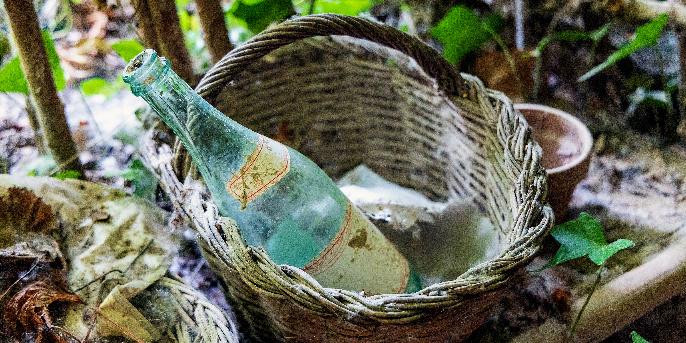 Eine alte Glasflasche in einem Korb | Quelle: Getty Images