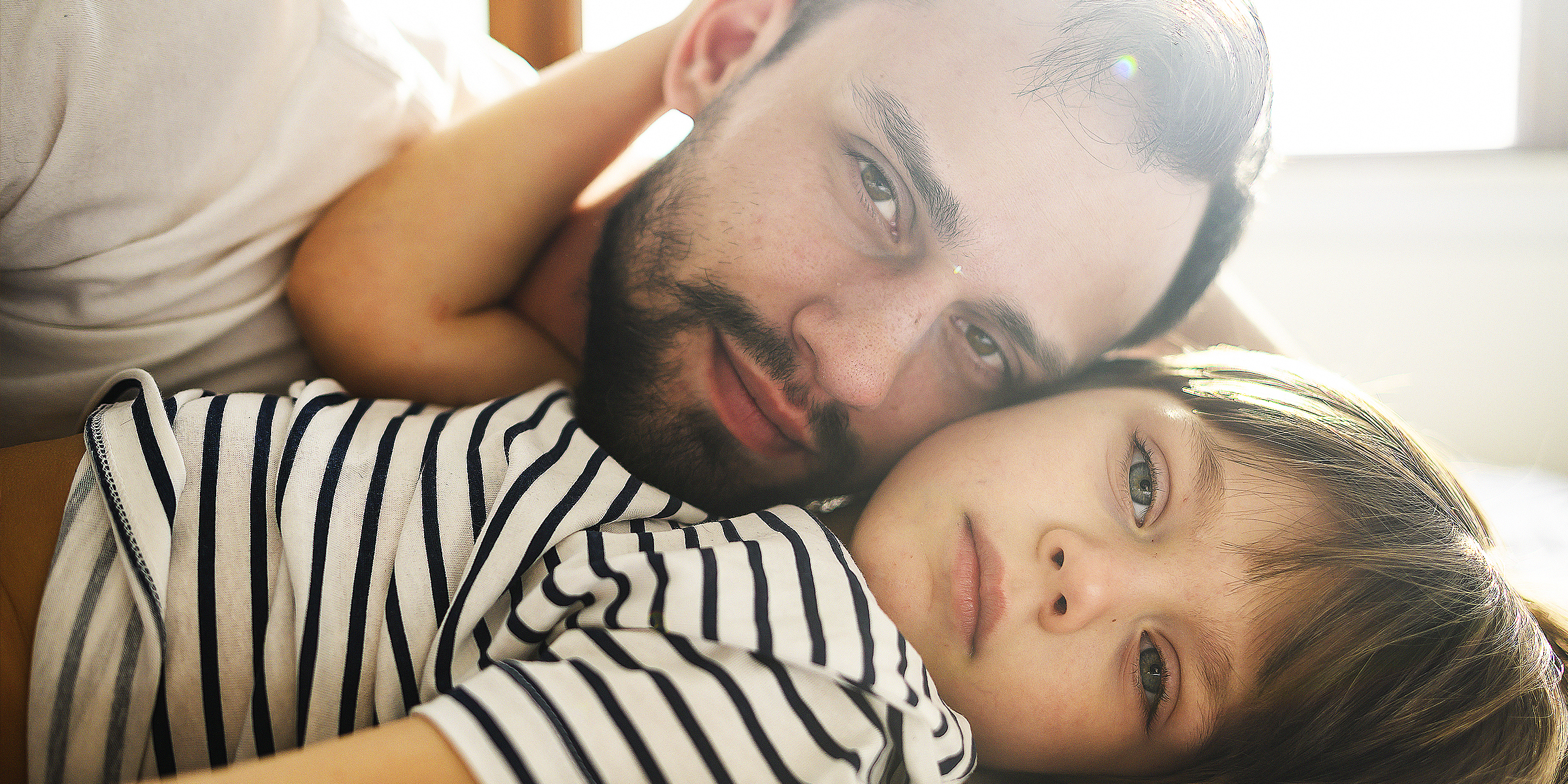 Vater und seine kleine Tochter | Quelle: Freepik.com