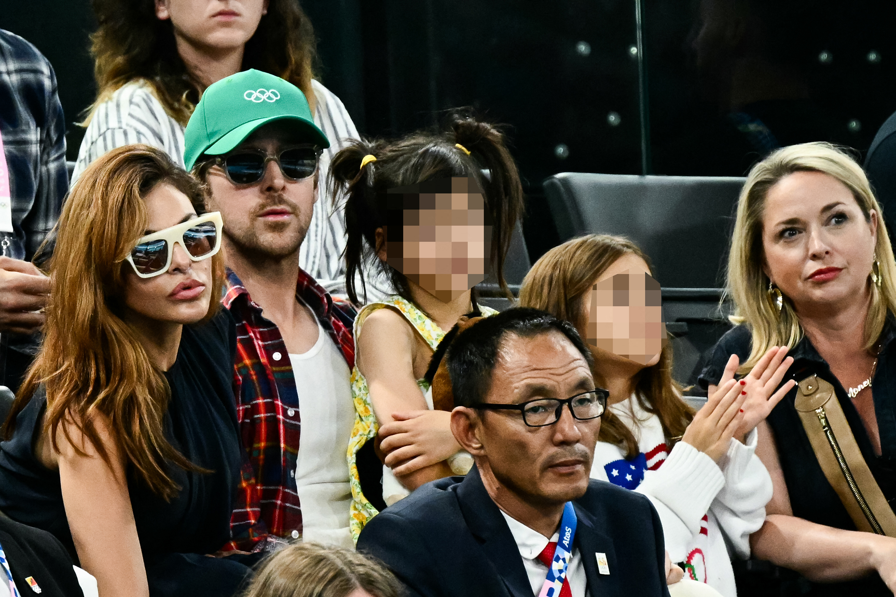 Eva Mendes und Ryan Gosling schauen sich zusammen mit ihren Töchtern Esmeralda und Amada das Finale am Stufenbarren der Frauen bei den Olympischen Spielen 2024 in Paris am 4. August 2024 an | Quelle: Getty Images