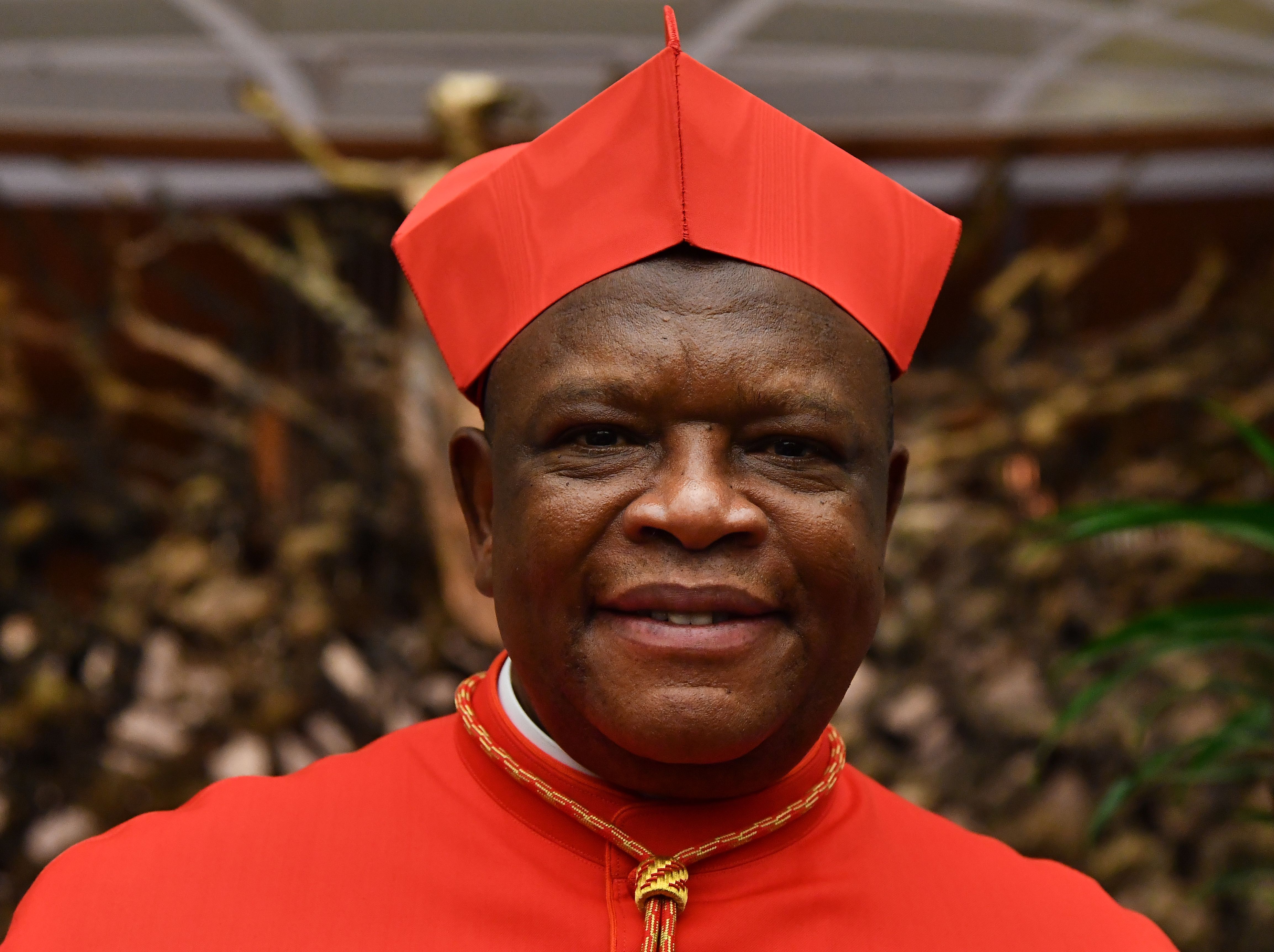 Kardinal Fridolin Ambongo Besungu trifft sich mit Verwandten und Freunden nach seiner Ernennung durch den Papst beim Ordentlichen Öffentlichen Konsistorium am 5. Oktober 2019 im Vatikan. | Quelle: Getty Images
